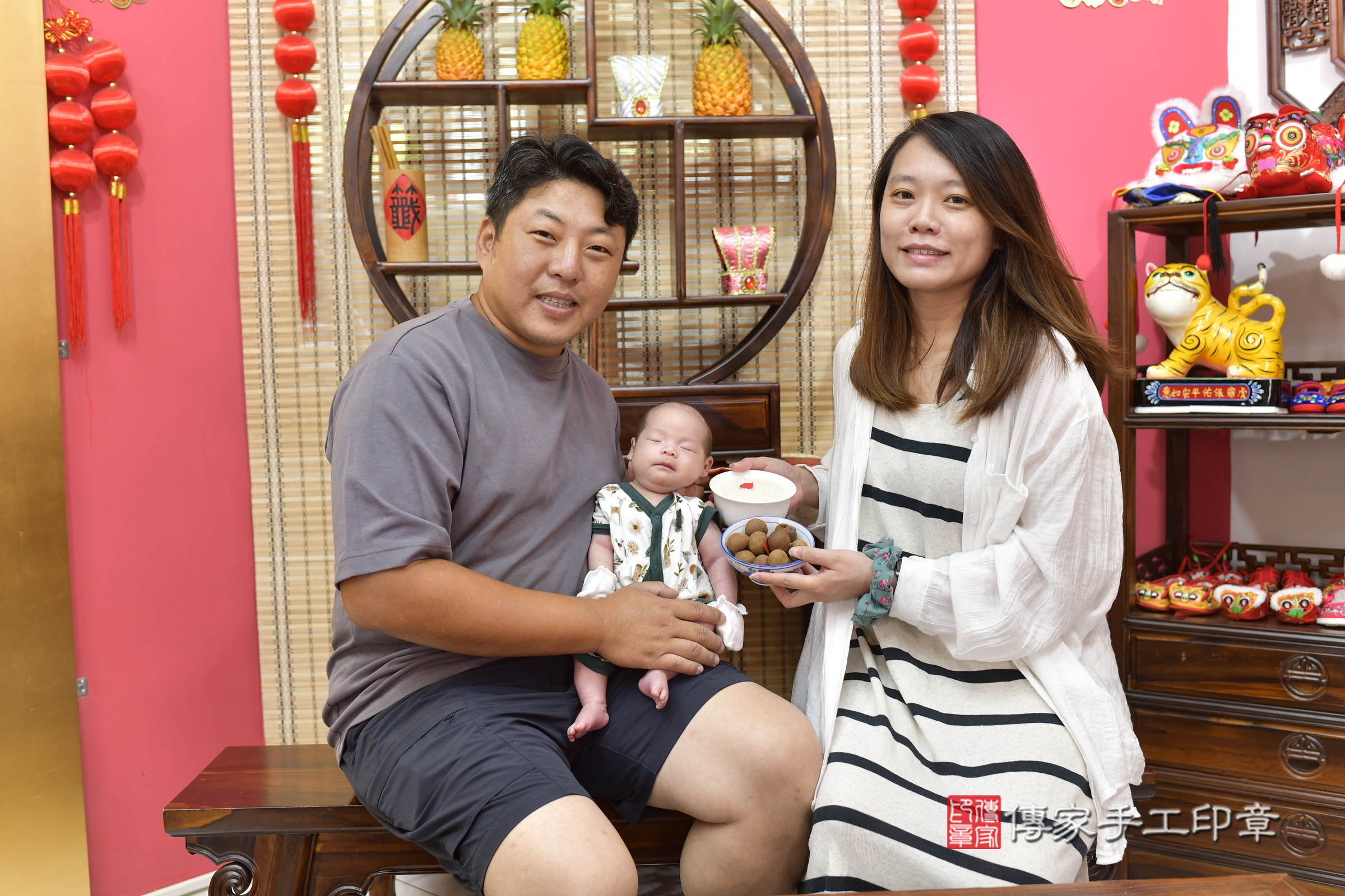 小璇寶寶(新竹市香山區嬰兒寶寶滿月剃頭理髮、嬰兒剃胎毛儀式吉祥話)。中國風會場，爸媽寶貝穿「日中韓」古裝禮服。專業拍照、證書。★購買「臍帶章、肚臍章、胎毛筆刷印章」贈送：剃頭、收涎、抓周，三選一。2025.8.24，照片6
