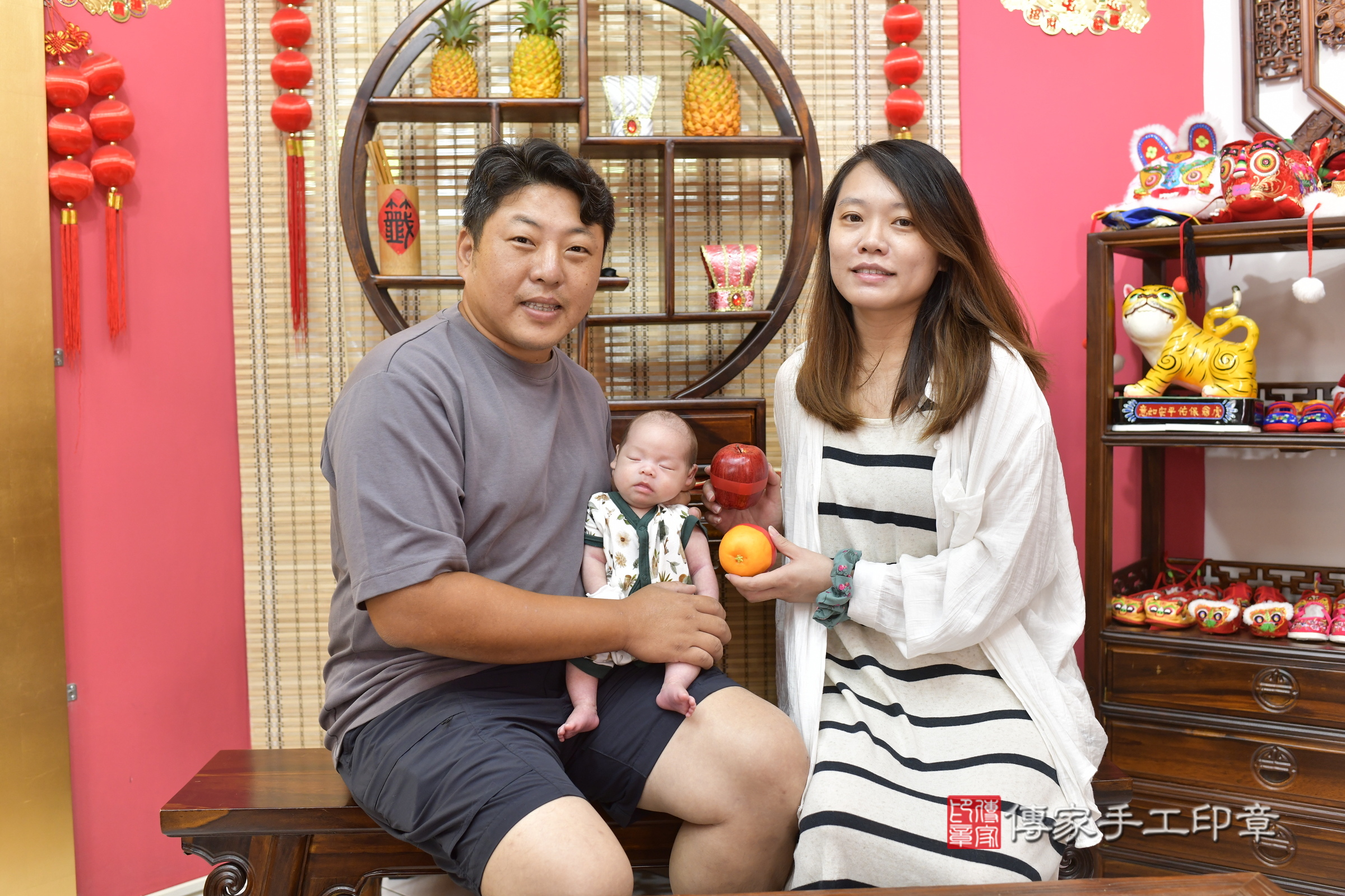 小璇寶寶(新竹市香山區嬰兒寶寶滿月剃頭理髮、嬰兒剃胎毛儀式吉祥話)。中國風會場，爸媽寶貝穿「日中韓」古裝禮服。專業拍照、證書。★購買「臍帶章、肚臍章、胎毛筆刷印章」贈送：剃頭、收涎、抓周，三選一。2025.8.24，照片7