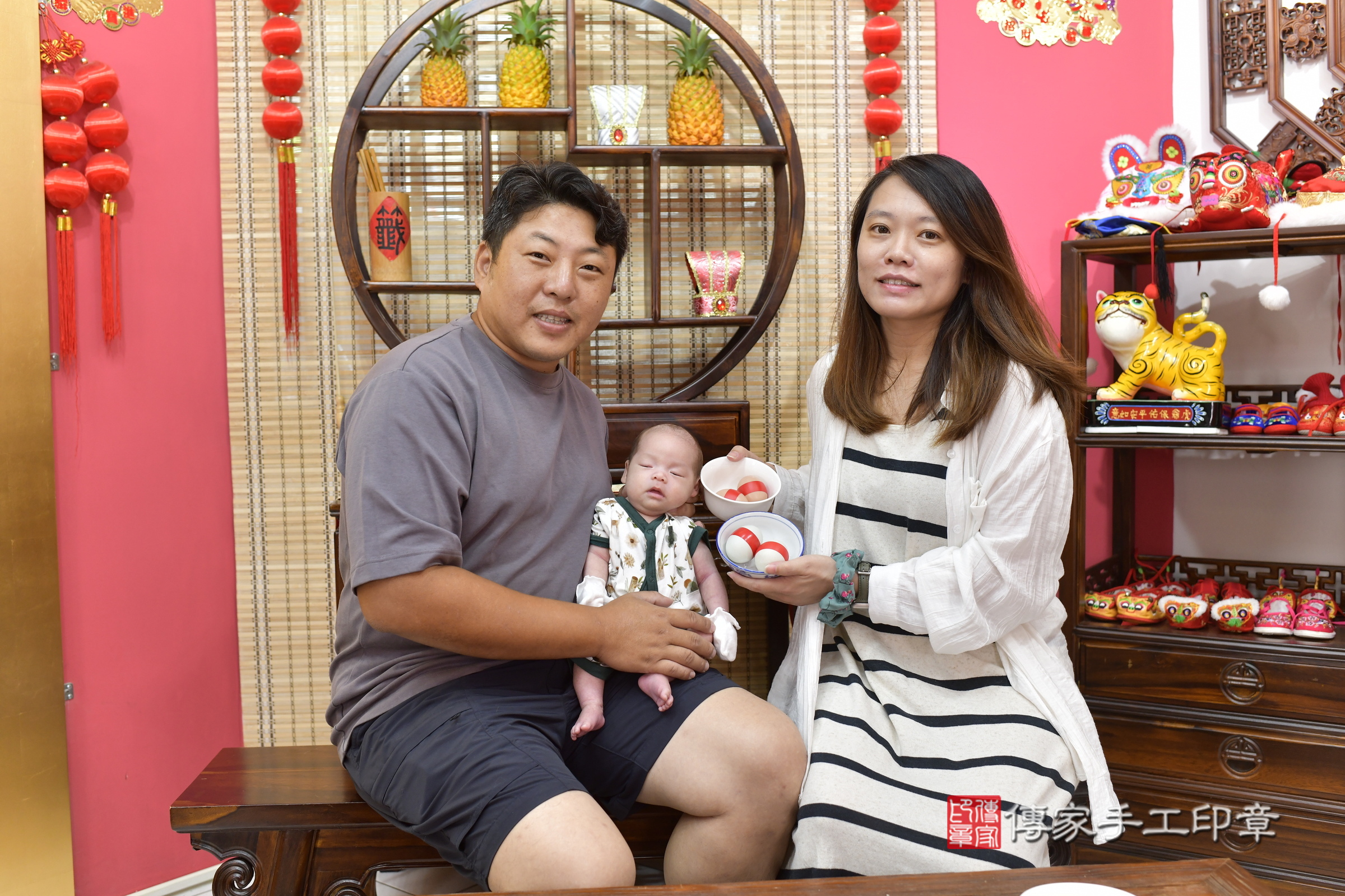 小璇寶寶(新竹市香山區嬰兒寶寶滿月剃頭理髮、嬰兒剃胎毛儀式吉祥話)。中國風會場，爸媽寶貝穿「日中韓」古裝禮服。專業拍照、證書。★購買「臍帶章、肚臍章、胎毛筆刷印章」贈送：剃頭、收涎、抓周，三選一。2025.8.24，照片5