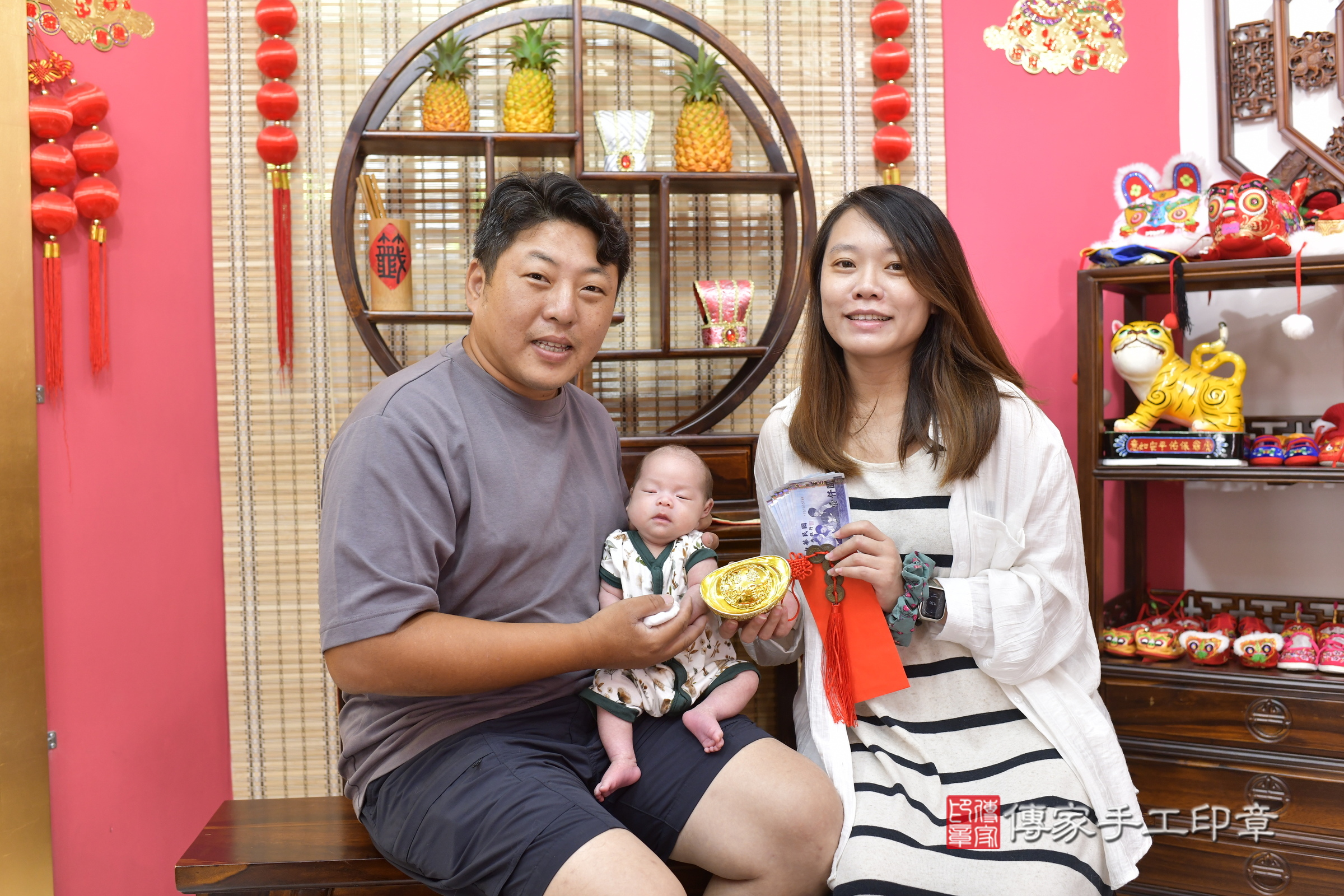 小璇寶寶(新竹市香山區嬰兒寶寶滿月剃頭理髮、嬰兒剃胎毛儀式吉祥話)。中國風會場，爸媽寶貝穿「日中韓」古裝禮服。專業拍照、證書。★購買「臍帶章、肚臍章、胎毛筆刷印章」贈送：剃頭、收涎、抓周，三選一。2025.8.24，照片11