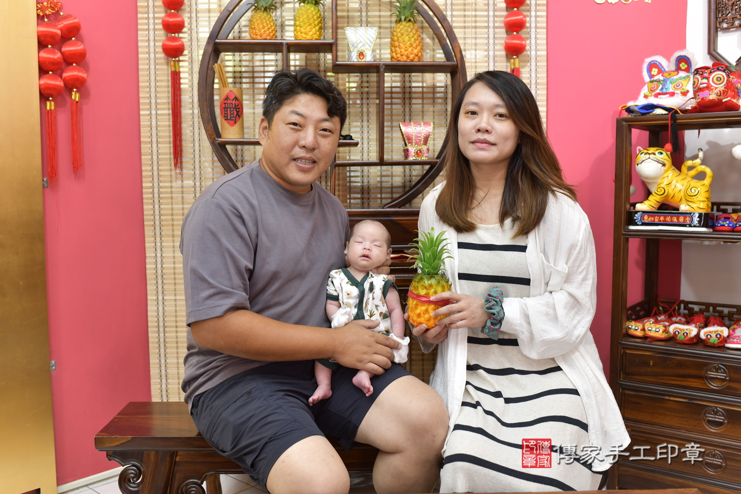 小璇寶寶(新竹市香山區嬰兒寶寶滿月剃頭理髮、嬰兒剃胎毛儀式吉祥話)。中國風會場，爸媽寶貝穿「日中韓」古裝禮服。專業拍照、證書。★購買「臍帶章、肚臍章、胎毛筆刷印章」贈送：剃頭、收涎、抓周，三選一。2025.8.24，照片9