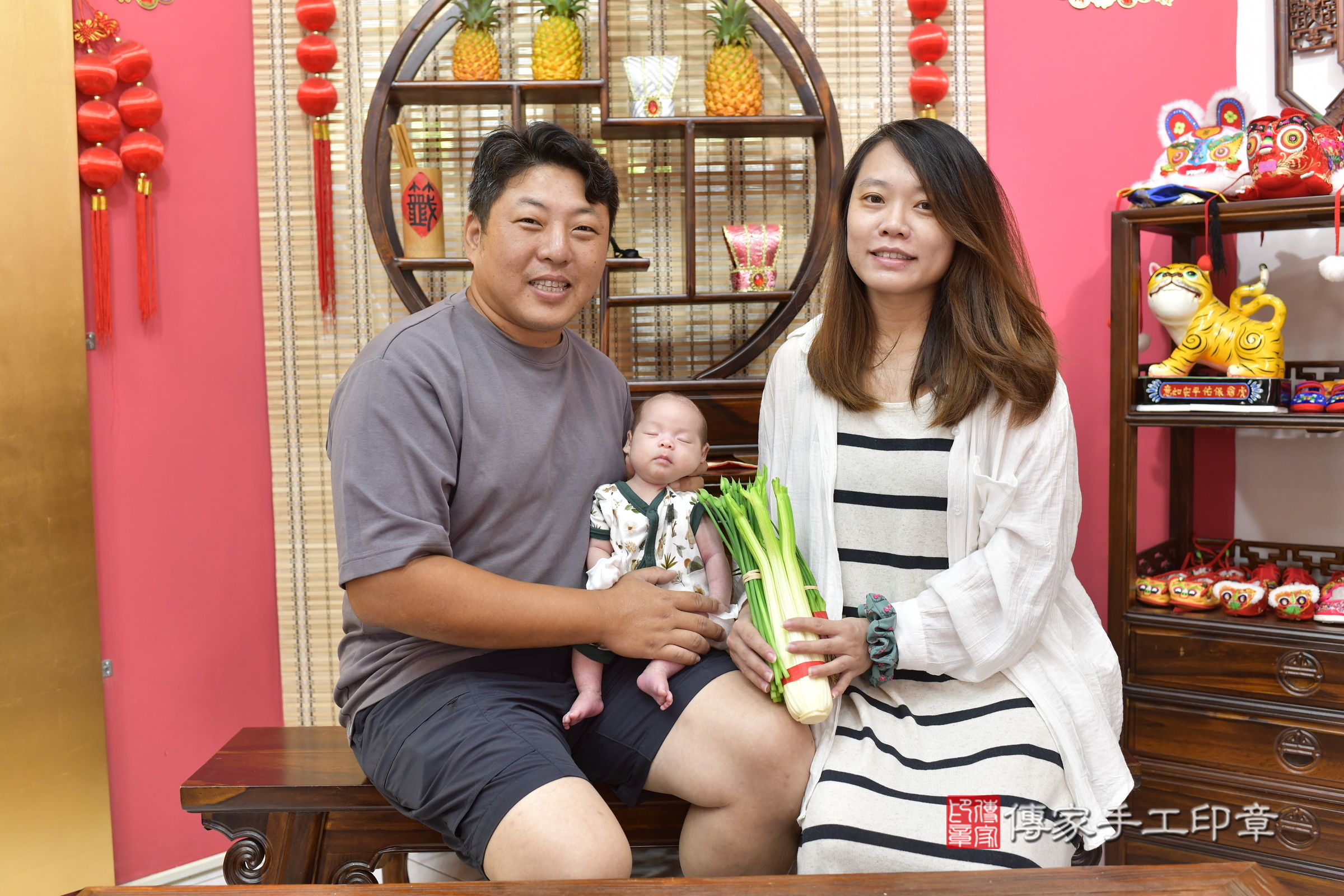 小璇寶寶(新竹市香山區嬰兒寶寶滿月剃頭理髮、嬰兒剃胎毛儀式吉祥話)。中國風會場，爸媽寶貝穿「日中韓」古裝禮服。專業拍照、證書。★購買「臍帶章、肚臍章、胎毛筆刷印章」贈送：剃頭、收涎、抓周，三選一。2025.8.24，照片10