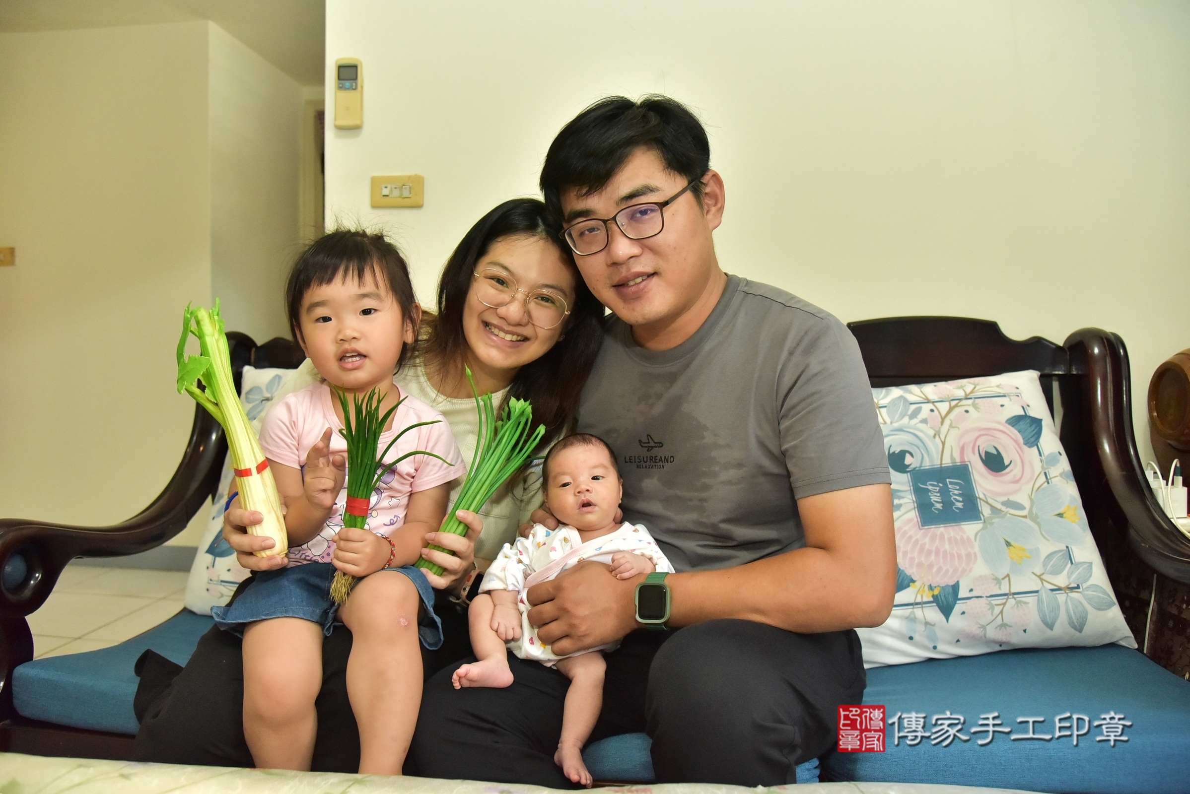 小羽寶寶(新北市樹林區到府嬰兒小羽寶寶滿月剃頭理髮、到府嬰兒剃胎毛儀式吉祥話)。到府剃頭剃胎毛主持、專業拍照、證書。★購買「臍帶章、肚臍章、胎毛筆刷印章」贈送：剃頭、收涎、抓周，三選一。2025.8.22，照片6