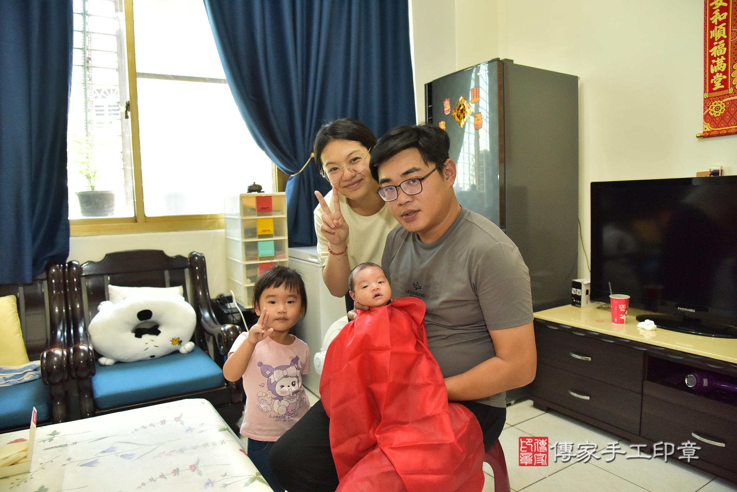 小羽寶寶(新北市樹林區到府嬰兒小羽寶寶滿月剃頭理髮、到府嬰兒剃胎毛儀式吉祥話)。到府剃頭剃胎毛主持、專業拍照、證書。★購買「臍帶章、肚臍章、胎毛筆刷印章」贈送：剃頭、收涎、抓周，三選一。2025.8.22，照片11