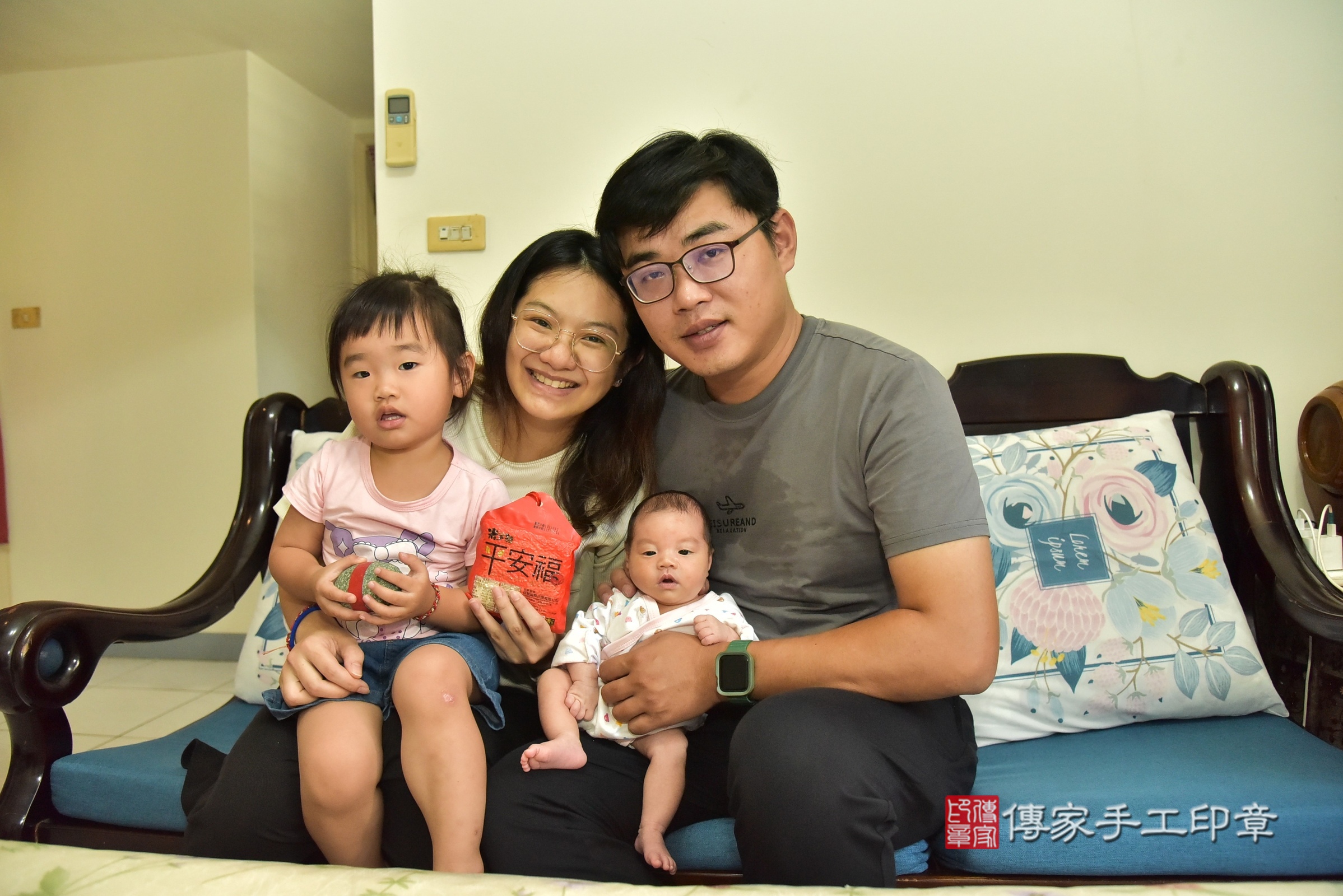 小羽寶寶(新北市樹林區到府嬰兒小羽寶寶滿月剃頭理髮、到府嬰兒剃胎毛儀式吉祥話)。到府剃頭剃胎毛主持、專業拍照、證書。★購買「臍帶章、肚臍章、胎毛筆刷印章」贈送：剃頭、收涎、抓周，三選一。2025.8.22，照片7