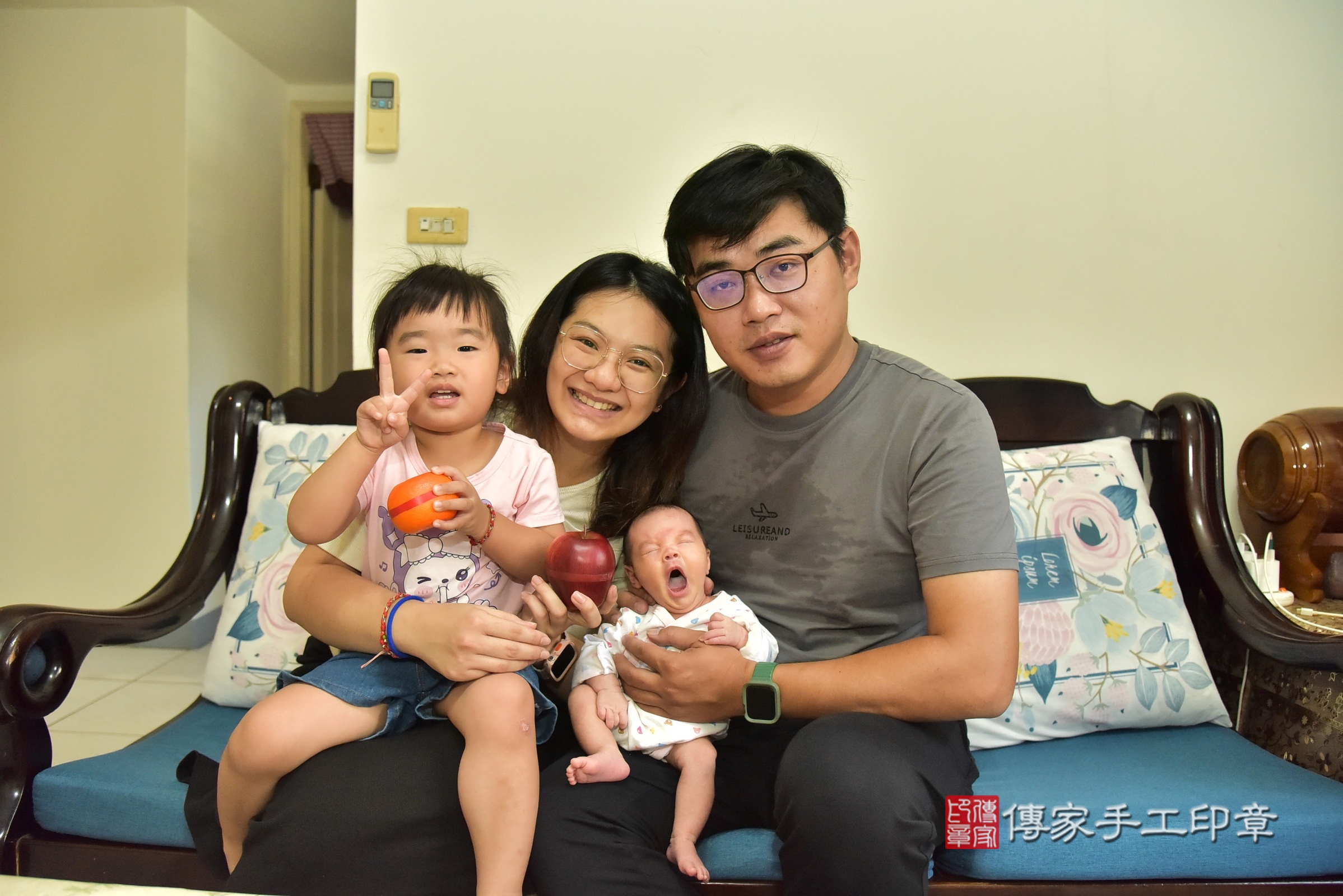 小羽寶寶(新北市樹林區到府嬰兒小羽寶寶滿月剃頭理髮、到府嬰兒剃胎毛儀式吉祥話)。到府剃頭剃胎毛主持、專業拍照、證書。★購買「臍帶章、肚臍章、胎毛筆刷印章」贈送：剃頭、收涎、抓周，三選一。2025.8.22，照片4