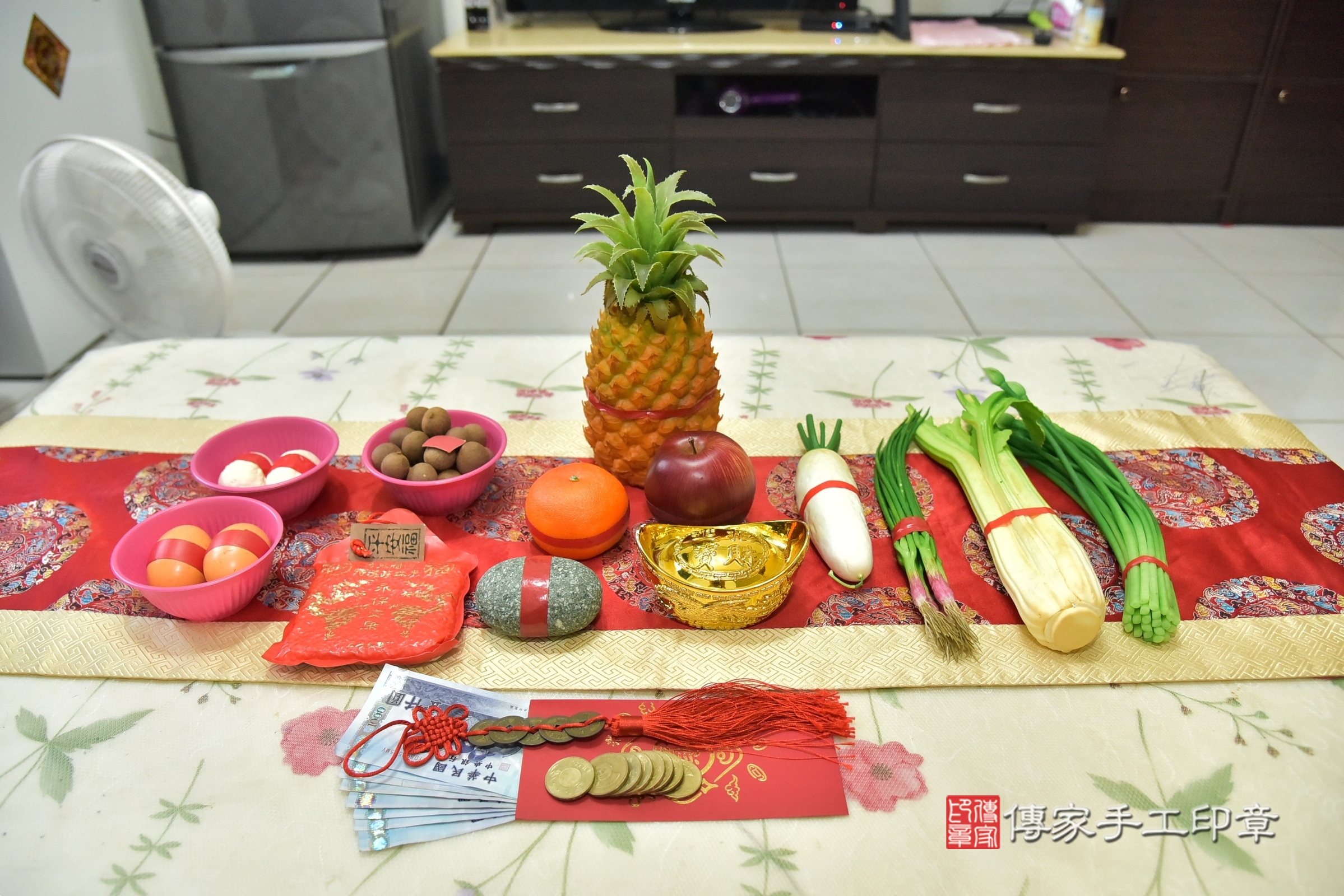 小羽寶寶(新北市樹林區到府嬰兒小羽寶寶滿月剃頭理髮、到府嬰兒剃胎毛儀式吉祥話)。到府剃頭剃胎毛主持、專業拍照、證書。★購買「臍帶章、肚臍章、胎毛筆刷印章」贈送：剃頭、收涎、抓周，三選一。2025.8.22，照片3