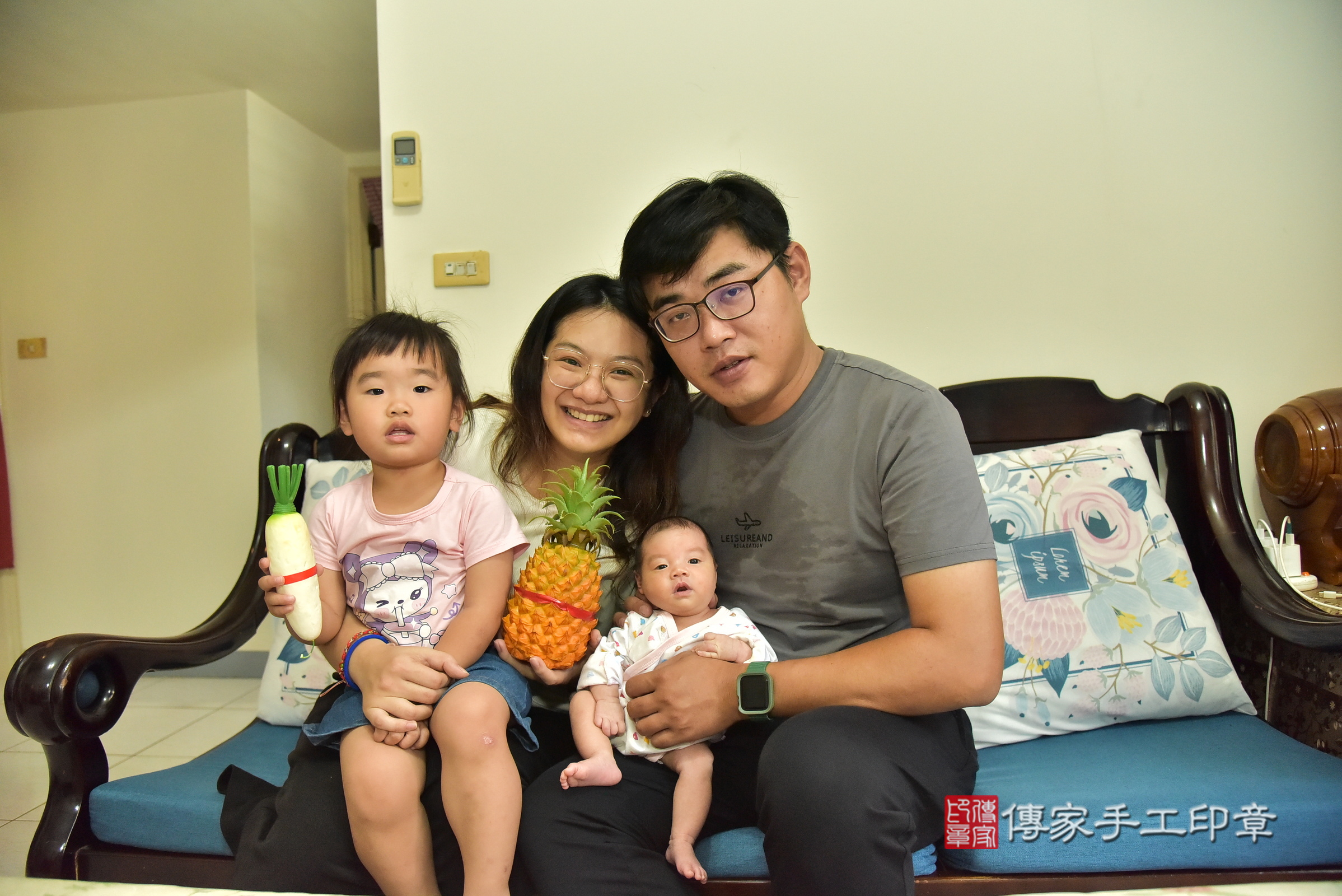 小羽寶寶(新北市樹林區到府嬰兒小羽寶寶滿月剃頭理髮、到府嬰兒剃胎毛儀式吉祥話)。到府剃頭剃胎毛主持、專業拍照、證書。★購買「臍帶章、肚臍章、胎毛筆刷印章」贈送：剃頭、收涎、抓周，三選一。2025.8.22，照片5