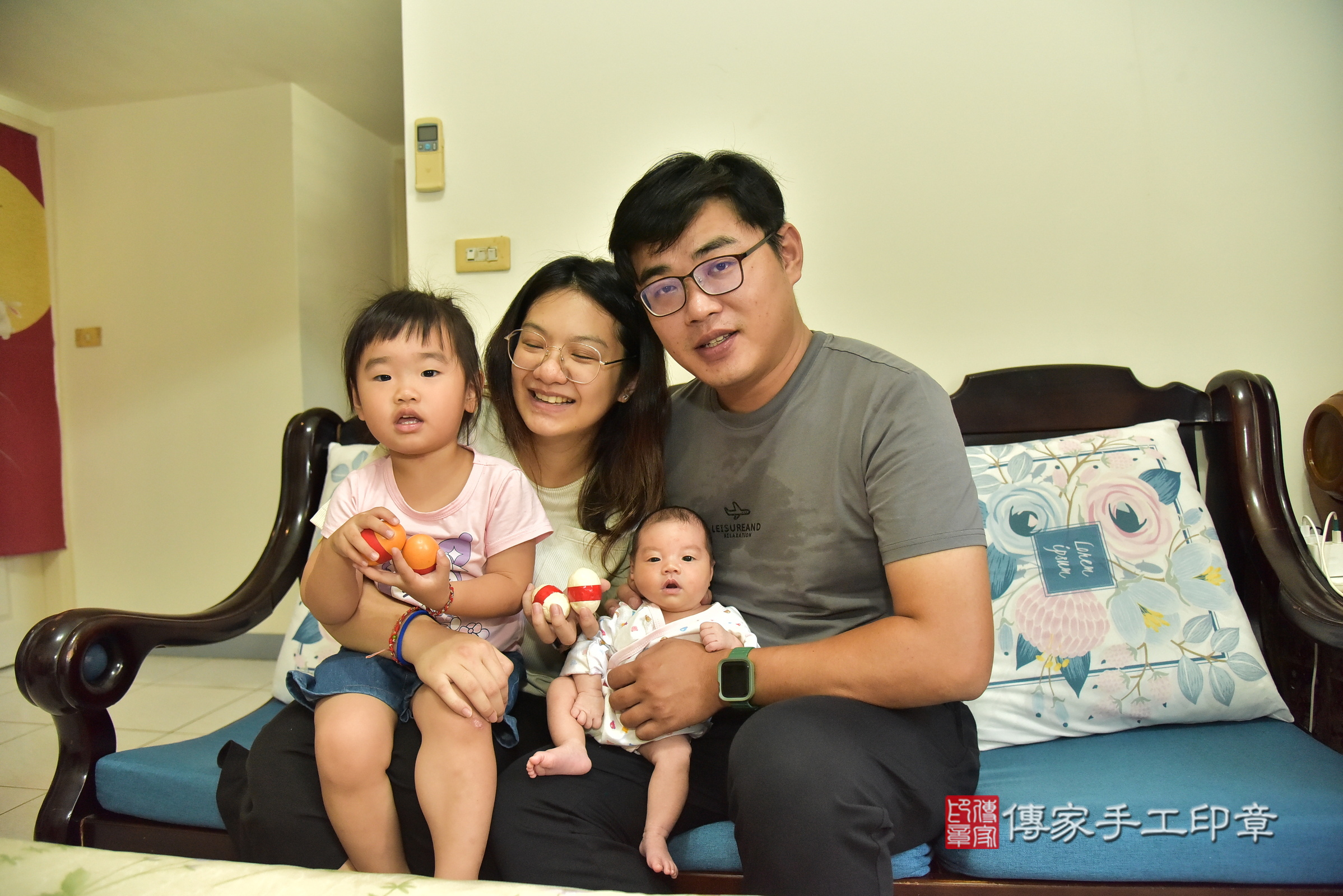 小羽寶寶(新北市樹林區到府嬰兒小羽寶寶滿月剃頭理髮、到府嬰兒剃胎毛儀式吉祥話)。到府剃頭剃胎毛主持、專業拍照、證書。★購買「臍帶章、肚臍章、胎毛筆刷印章」贈送：剃頭、收涎、抓周，三選一。2025.8.22，照片8