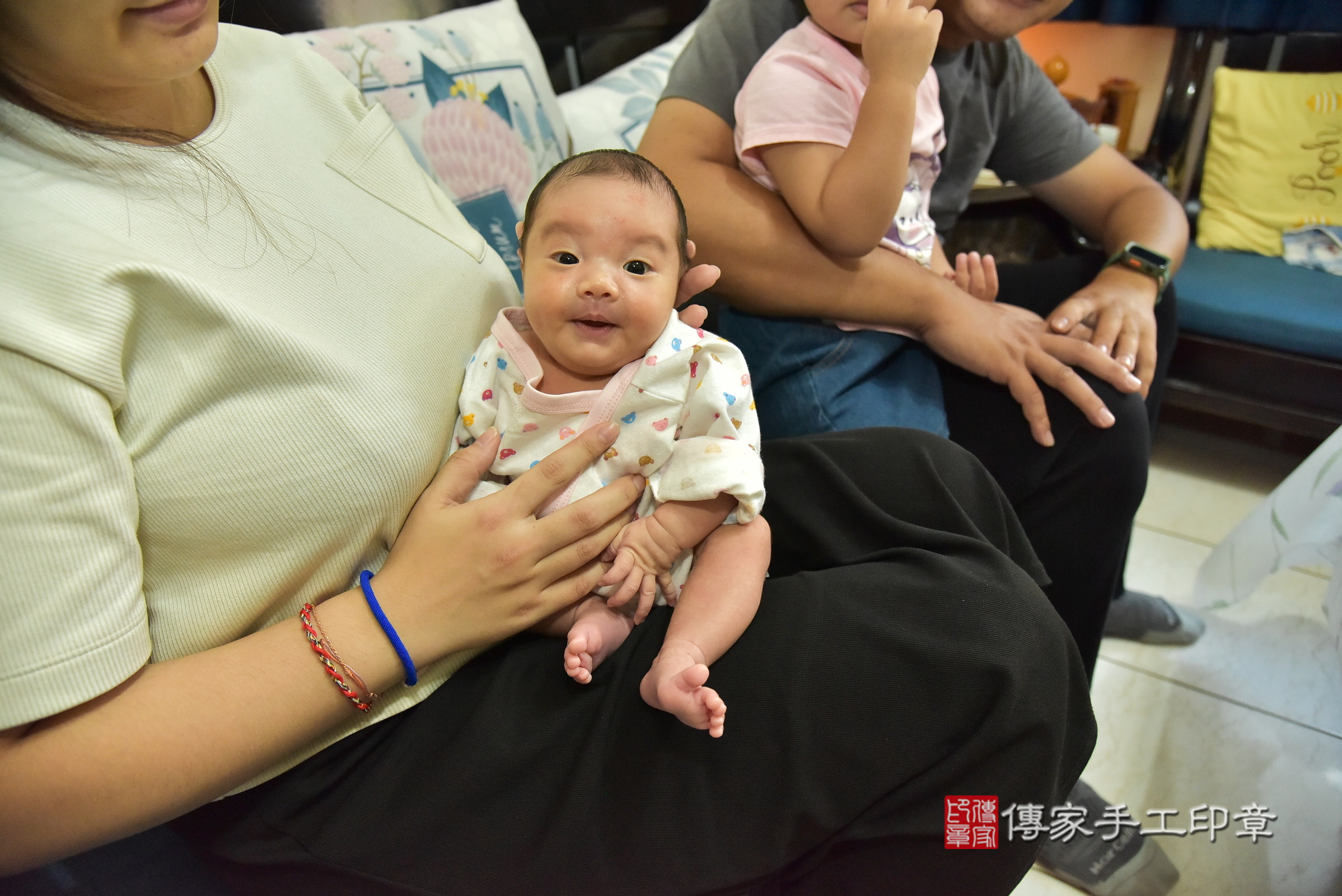 小羽寶寶(新北市樹林區到府嬰兒小羽寶寶滿月剃頭理髮、到府嬰兒剃胎毛儀式吉祥話)。到府剃頭剃胎毛主持、專業拍照、證書。★購買「臍帶章、肚臍章、胎毛筆刷印章」贈送：剃頭、收涎、抓周，三選一。2025.8.22，照片2