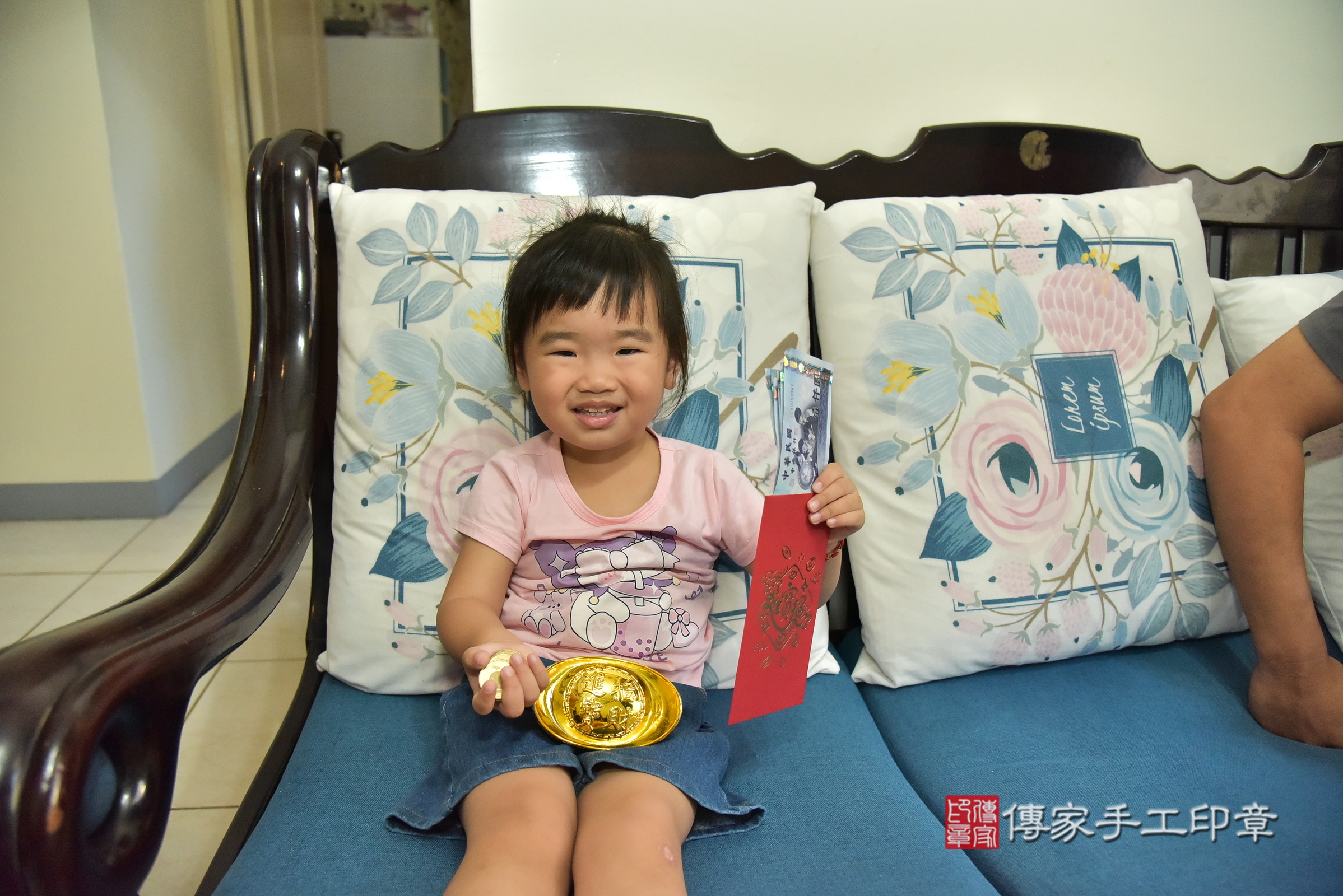 小羽寶寶(新北市樹林區到府嬰兒小羽寶寶滿月剃頭理髮、到府嬰兒剃胎毛儀式吉祥話)。到府剃頭剃胎毛主持、專業拍照、證書。★購買「臍帶章、肚臍章、胎毛筆刷印章」贈送：剃頭、收涎、抓周，三選一。2025.8.22，照片10