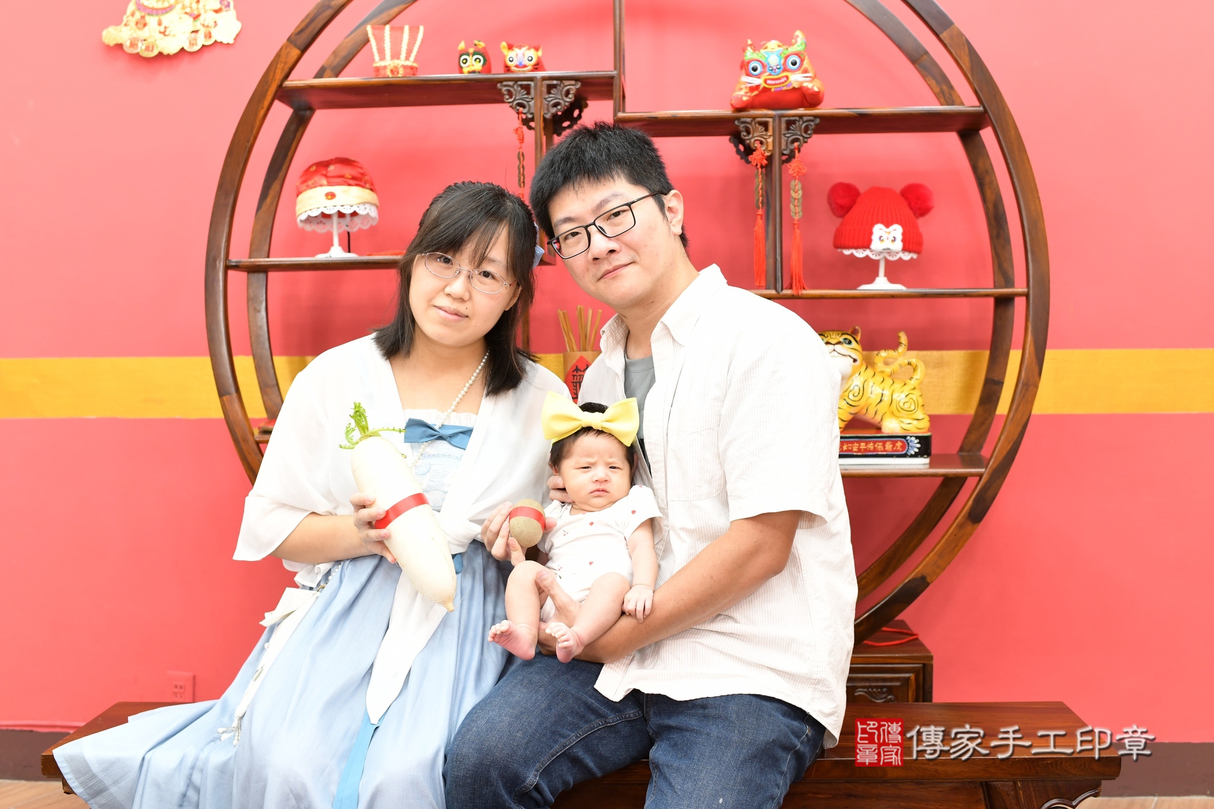 小帆寶寶(新北市永和區嬰兒寶寶滿月剃頭理髮、嬰兒剃胎毛儀式吉祥話)。中國風會場，爸媽寶貝穿「日中韓」古裝禮服。專業拍照、證書。★購買「臍帶章、肚臍章、胎毛筆刷印章」贈送：剃頭、收涎、抓周，三選一。2025.8.27，照片7