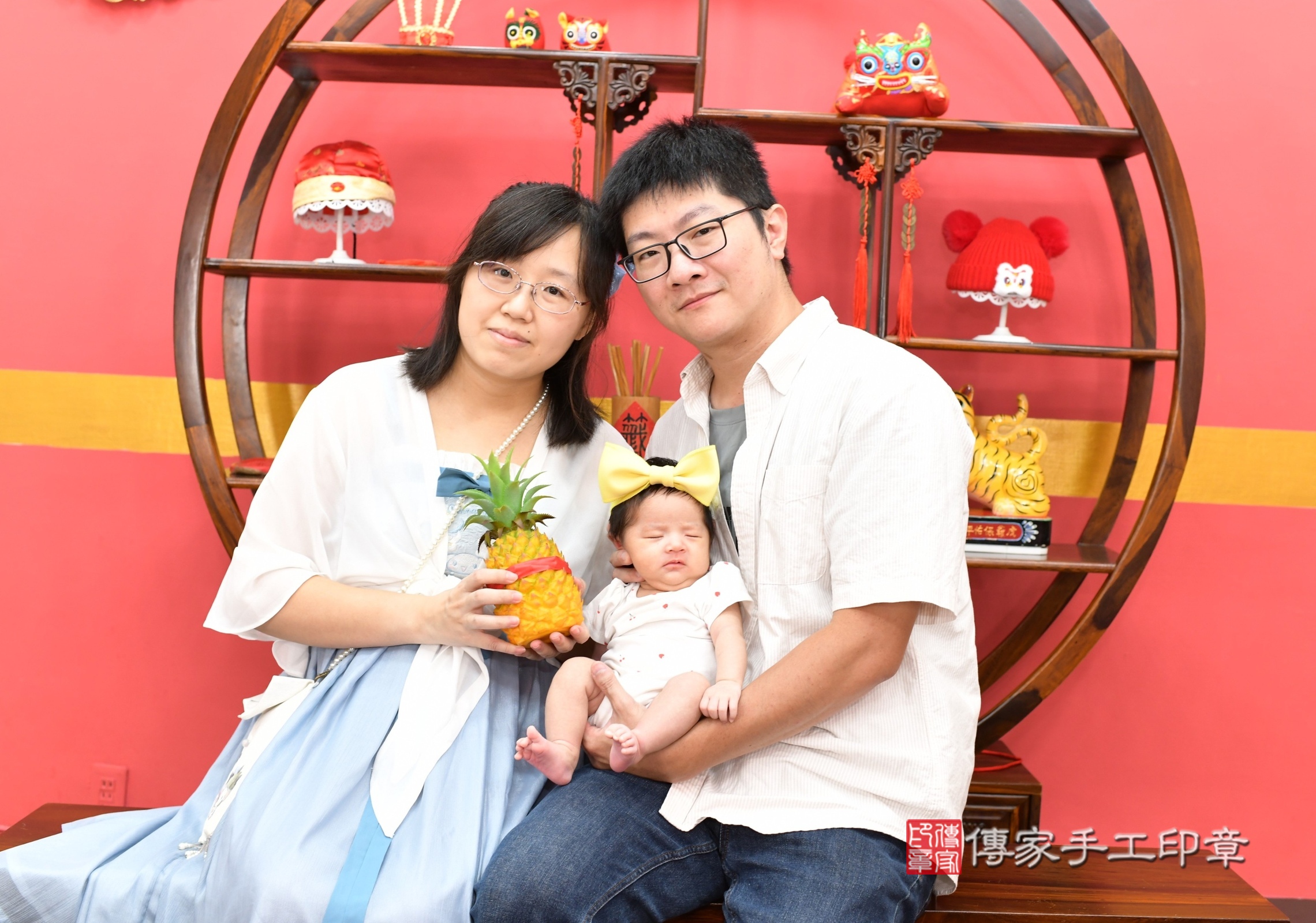 小帆寶寶(新北市永和區嬰兒寶寶滿月剃頭理髮、嬰兒剃胎毛儀式吉祥話)。中國風會場，爸媽寶貝穿「日中韓」古裝禮服。專業拍照、證書。★購買「臍帶章、肚臍章、胎毛筆刷印章」贈送：剃頭、收涎、抓周，三選一。2025.8.27，照片6