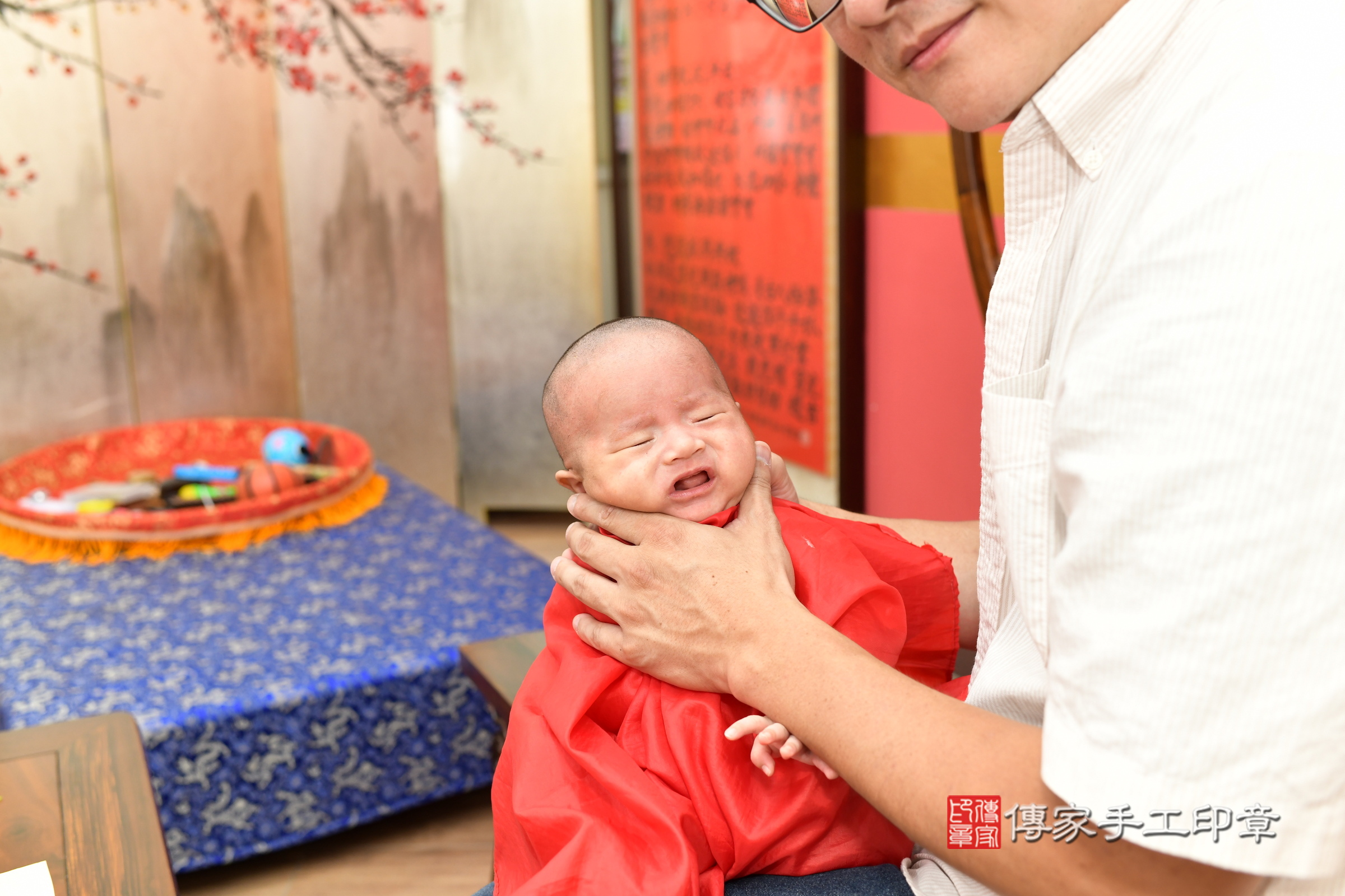 小帆寶寶(新北市永和區嬰兒寶寶滿月剃頭理髮、嬰兒剃胎毛儀式吉祥話)。中國風會場，爸媽寶貝穿「日中韓」古裝禮服。專業拍照、證書。★購買「臍帶章、肚臍章、胎毛筆刷印章」贈送：剃頭、收涎、抓周，三選一。2025.8.27，照片11