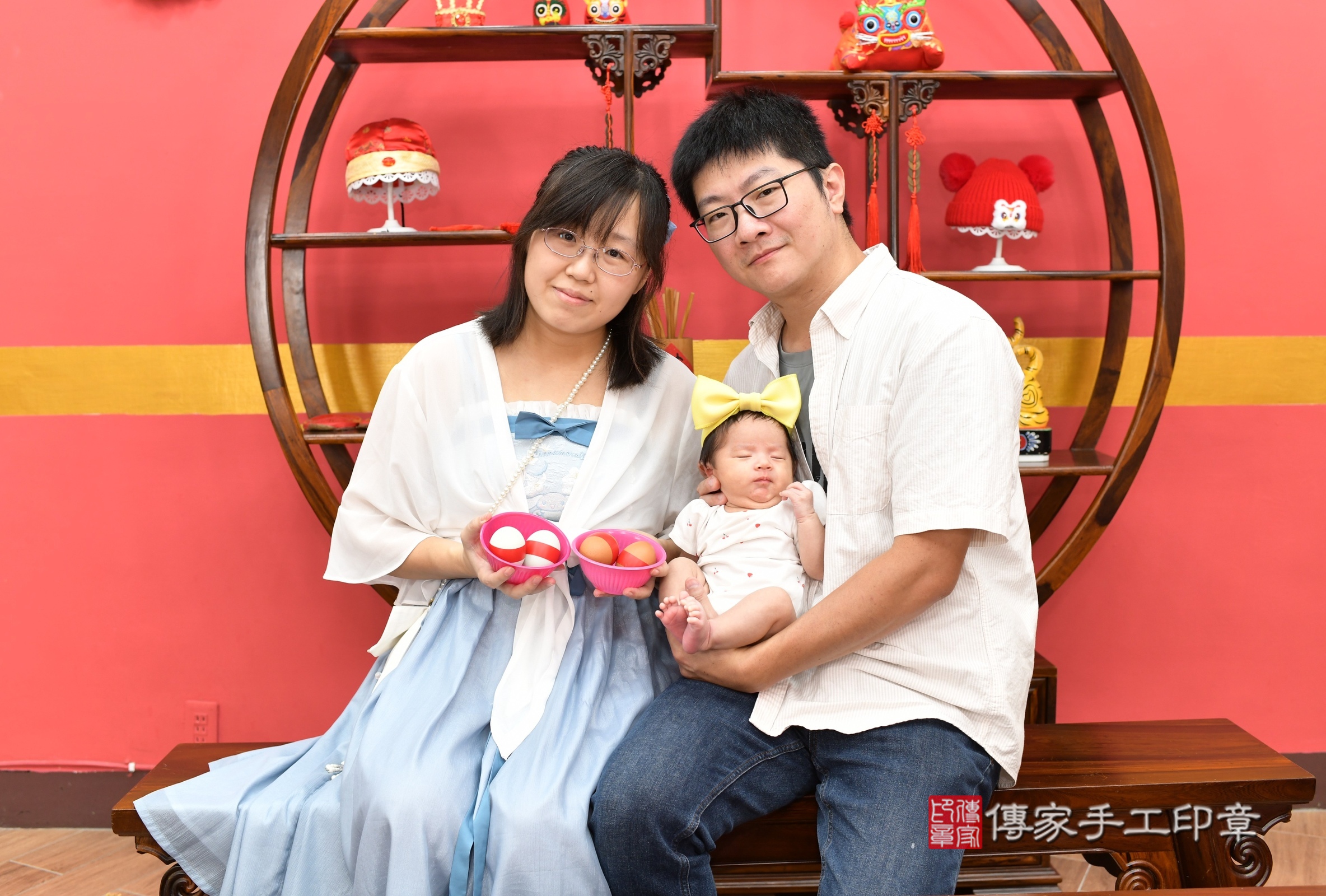 小帆寶寶(新北市永和區嬰兒寶寶滿月剃頭理髮、嬰兒剃胎毛儀式吉祥話)。中國風會場，爸媽寶貝穿「日中韓」古裝禮服。專業拍照、證書。★購買「臍帶章、肚臍章、胎毛筆刷印章」贈送：剃頭、收涎、抓周，三選一。2025.8.27，照片3