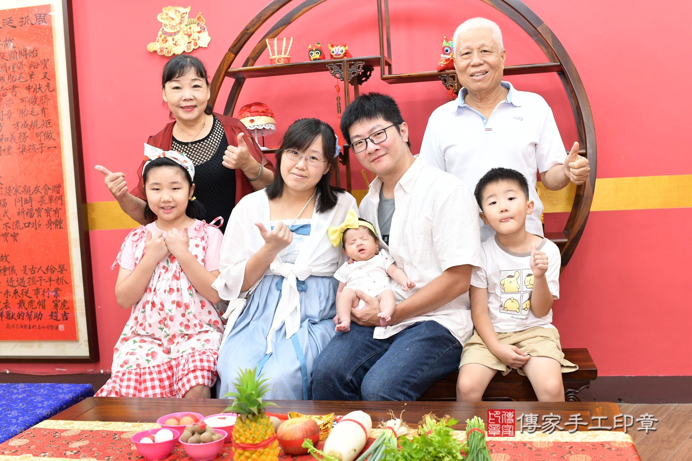 小帆寶寶(新北市永和區嬰兒寶寶滿月剃頭理髮、嬰兒剃胎毛儀式吉祥話)。中國風會場，爸媽寶貝穿「日中韓」古裝禮服。專業拍照、證書。★購買「臍帶章、肚臍章、胎毛筆刷印章」贈送：剃頭、收涎、抓周，三選一。2025.8.27，照片2