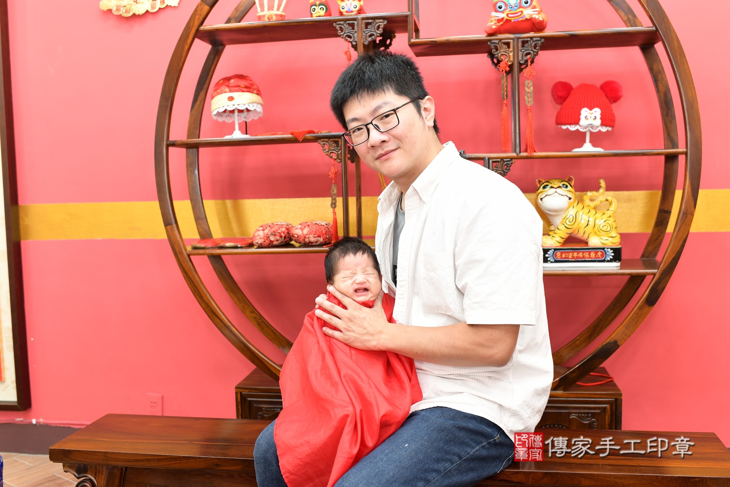 小帆寶寶(新北市永和區嬰兒寶寶滿月剃頭理髮、嬰兒剃胎毛儀式吉祥話)。中國風會場，爸媽寶貝穿「日中韓」古裝禮服。專業拍照、證書。★購買「臍帶章、肚臍章、胎毛筆刷印章」贈送：剃頭、收涎、抓周，三選一。2025.8.27，照片10