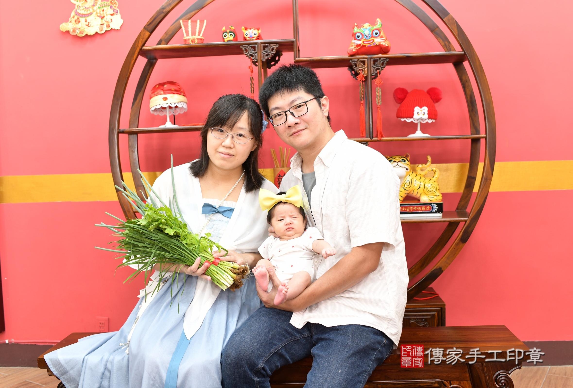 小帆寶寶(新北市永和區嬰兒寶寶滿月剃頭理髮、嬰兒剃胎毛儀式吉祥話)。中國風會場，爸媽寶貝穿「日中韓」古裝禮服。專業拍照、證書。★購買「臍帶章、肚臍章、胎毛筆刷印章」贈送：剃頭、收涎、抓周，三選一。2025.8.27，照片8