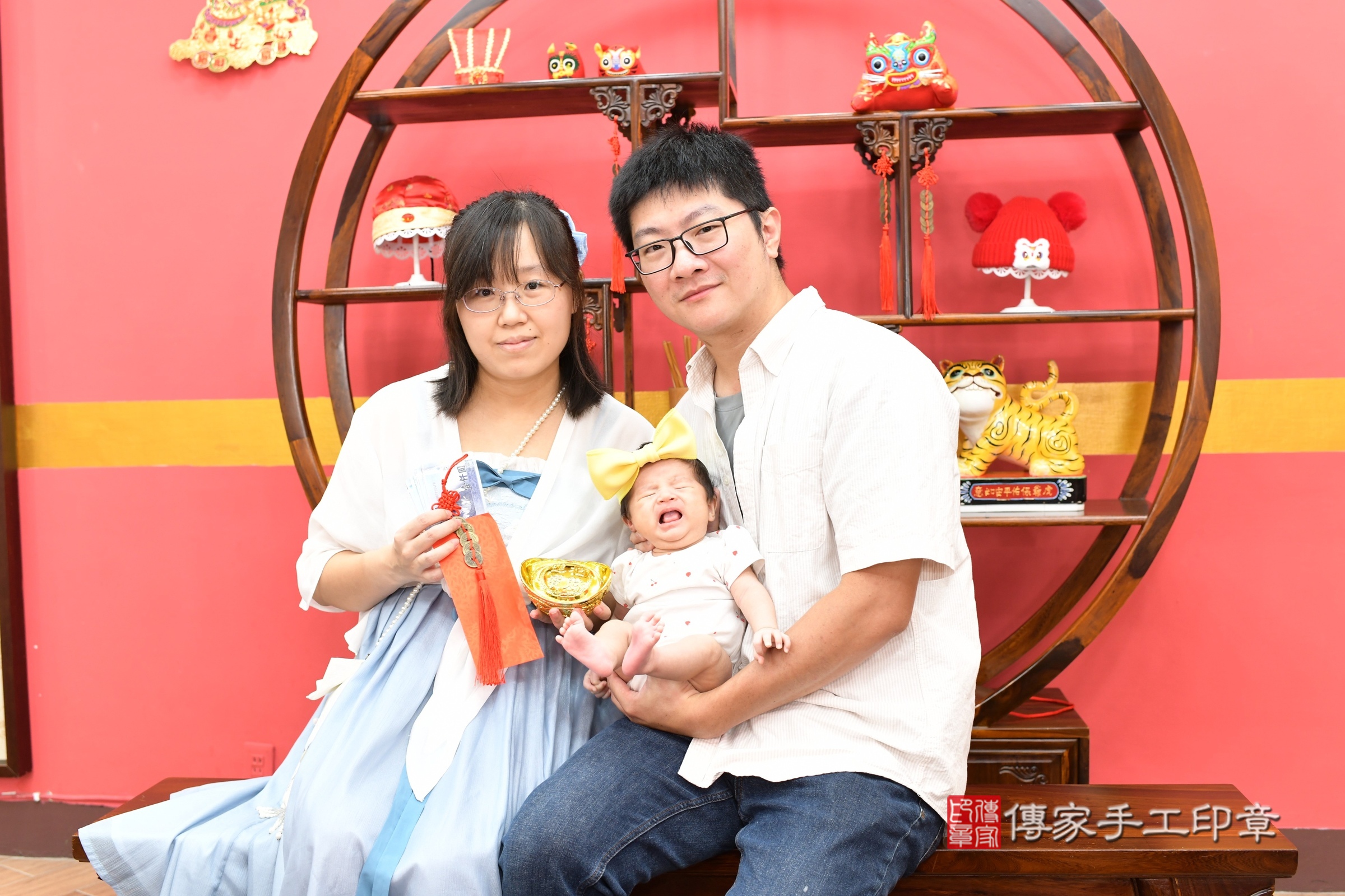 小帆寶寶(新北市永和區嬰兒寶寶滿月剃頭理髮、嬰兒剃胎毛儀式吉祥話)。中國風會場，爸媽寶貝穿「日中韓」古裝禮服。專業拍照、證書。★購買「臍帶章、肚臍章、胎毛筆刷印章」贈送：剃頭、收涎、抓周，三選一。2025.8.27，照片9