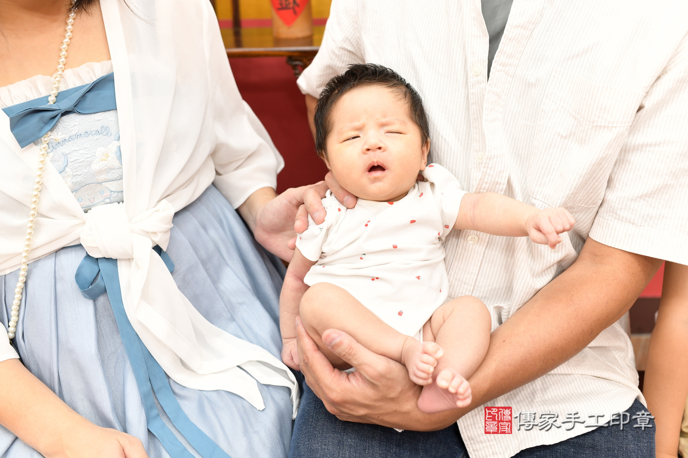 小帆寶寶(新北市永和區嬰兒寶寶滿月剃頭理髮、嬰兒剃胎毛儀式吉祥話)。中國風會場，爸媽寶貝穿「日中韓」古裝禮服。專業拍照、證書。★購買「臍帶章、肚臍章、胎毛筆刷印章」贈送：剃頭、收涎、抓周，三選一。2025.8.27，照片1