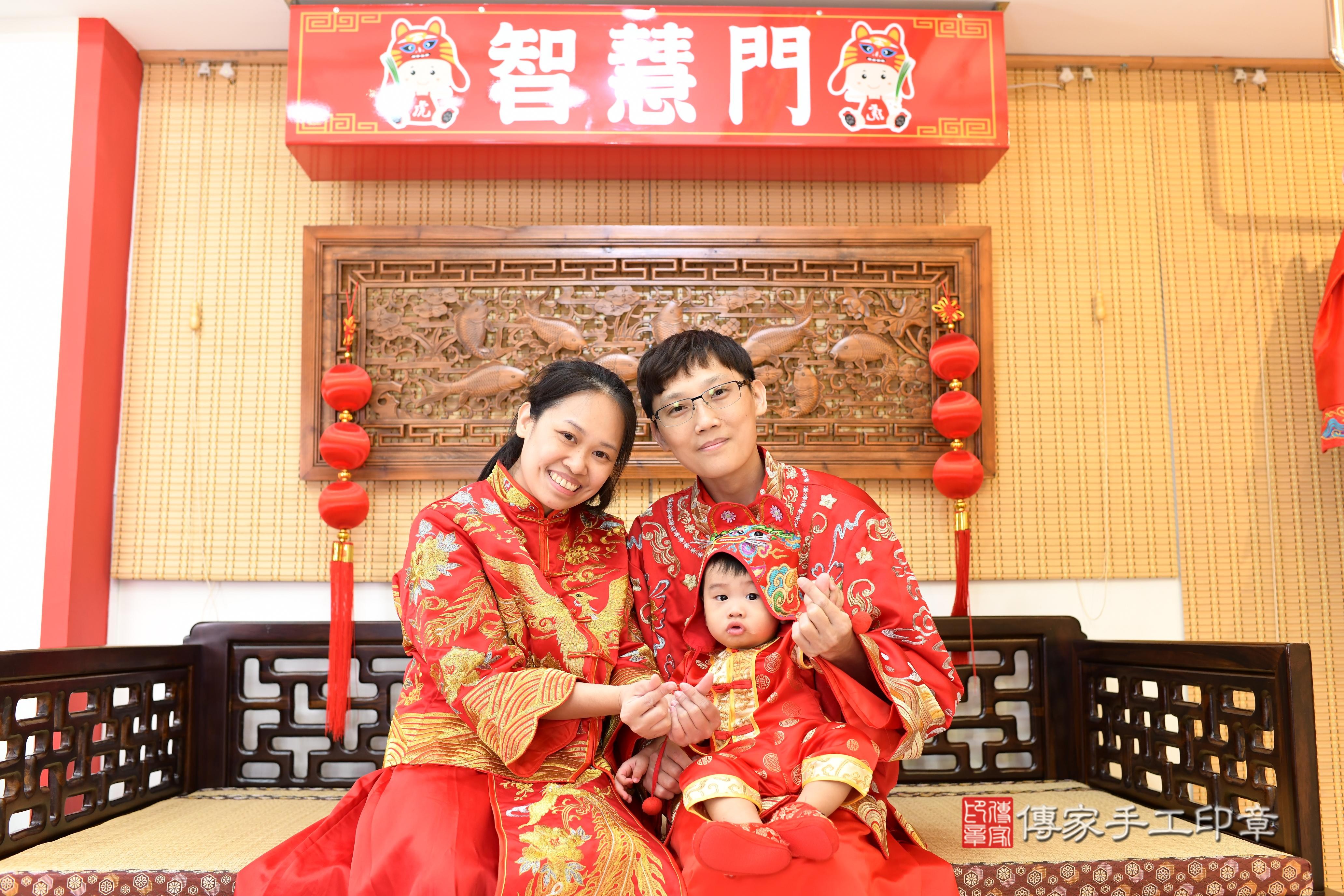 傳家手工印章台南店、抓周、度脺、中國風會場、傳家嬰兒古禮、吉祥話、抓周道具物品24種、拍照。抓周證書。寶寶抓周、滿周歲、生日快樂、祝福