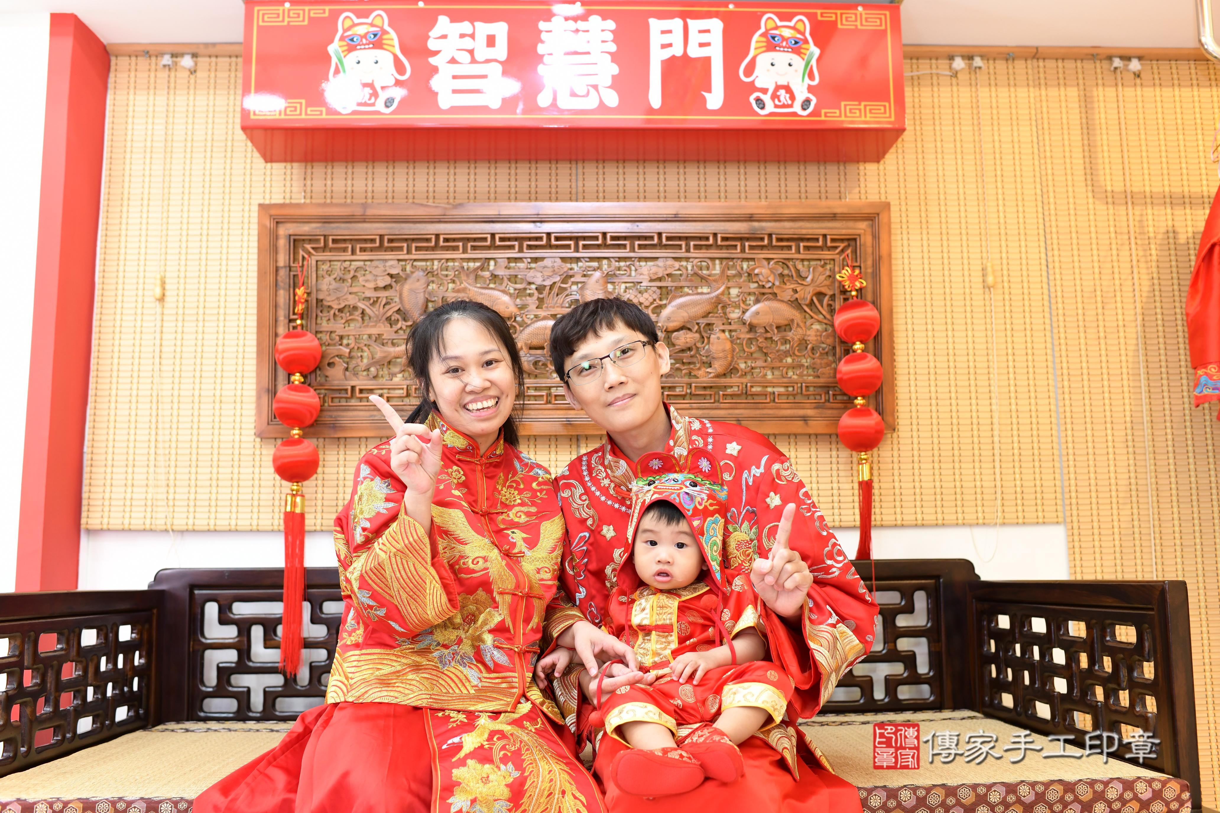 傳家手工印章台南店、抓周、度脺、中國風會場、傳家嬰兒古禮、吉祥話、抓周道具物品24種、拍照。抓周證書。寶寶抓周、滿周歲、生日快樂、祝福