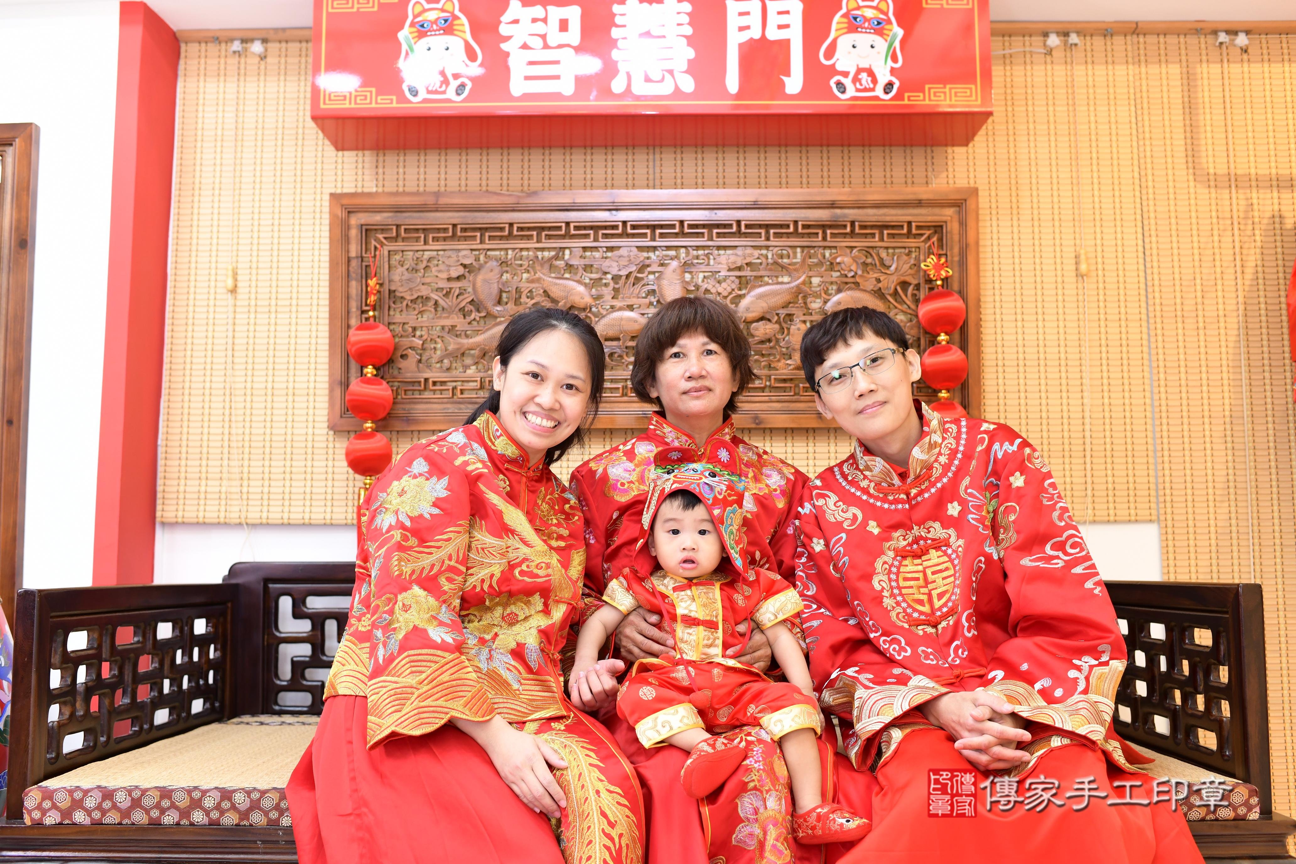 傳家手工印章台南店、抓周、度脺、中國風會場、傳家嬰兒古禮、吉祥話、抓周道具物品24種、拍照。抓周證書。寶寶抓周、滿周歲、生日快樂、祝福