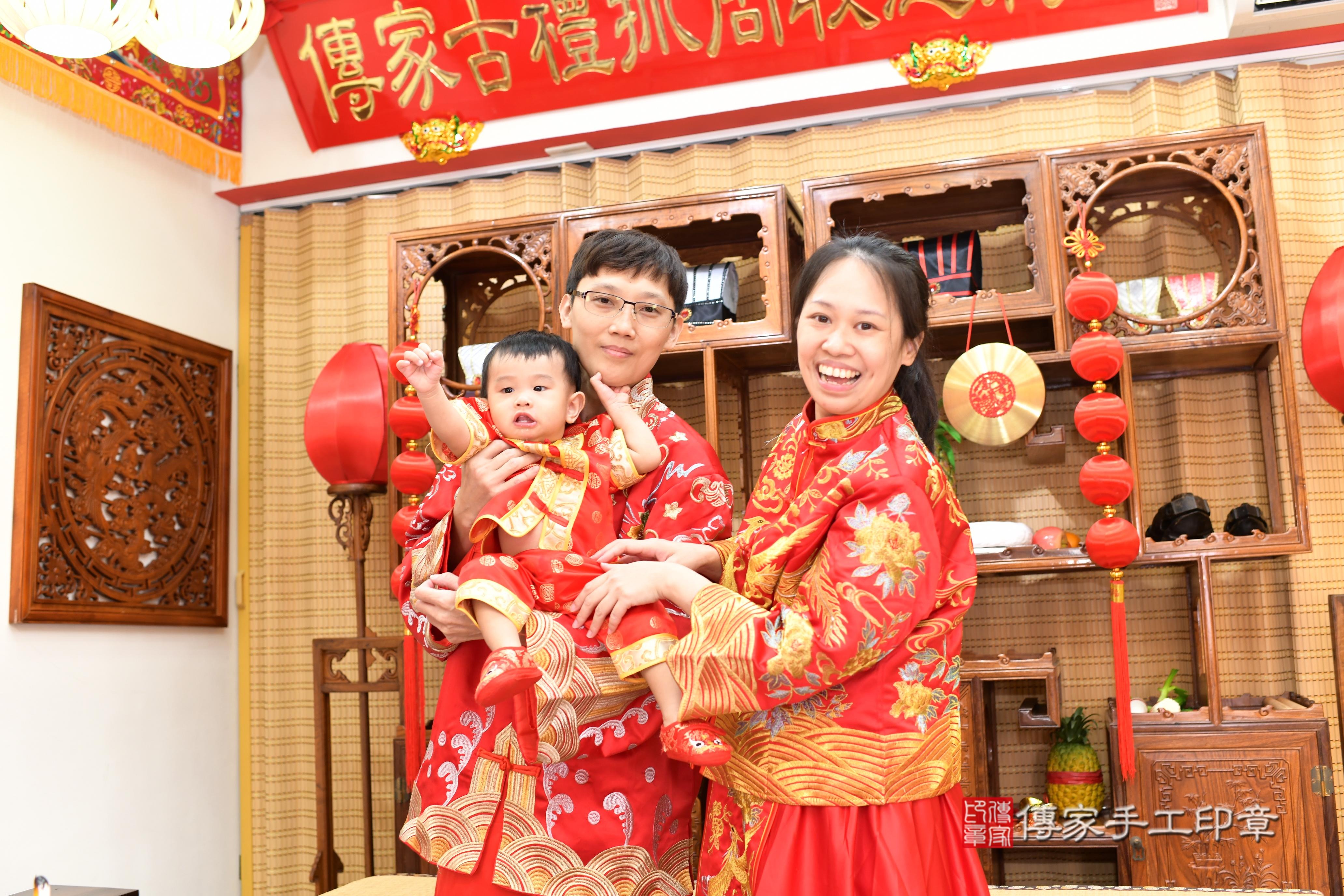 傳家手工印章台南店、抓周、度脺、中國風會場、傳家嬰兒古禮、吉祥話、抓周道具物品24種、拍照。抓周證書。寶寶抓周、滿周歲、生日快樂、祝福