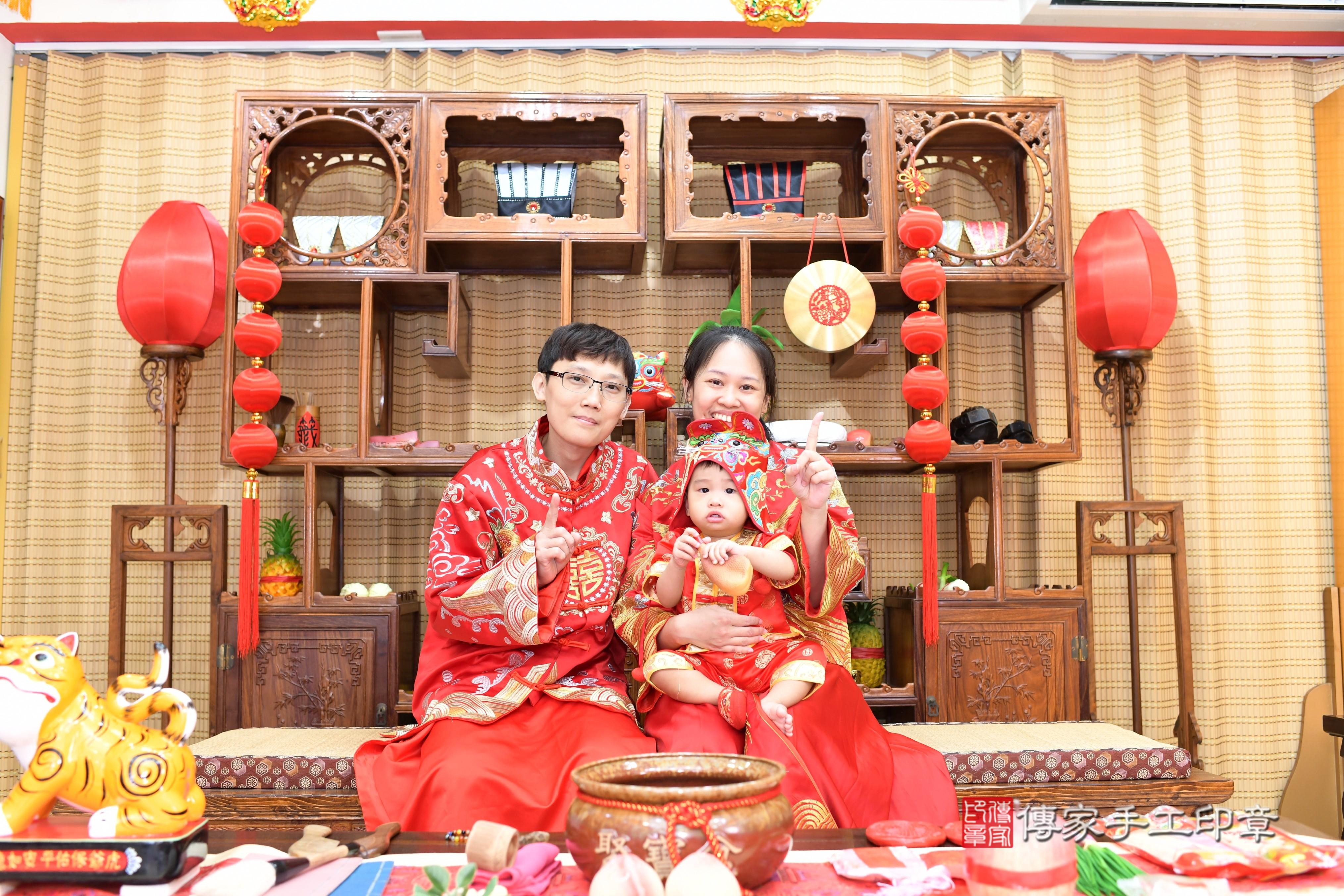 傳家手工印章台南店、抓周、度脺、中國風會場、傳家嬰兒古禮、吉祥話、抓周道具物品24種、拍照。抓周證書。寶寶抓周、滿周歲、生日快樂、祝福