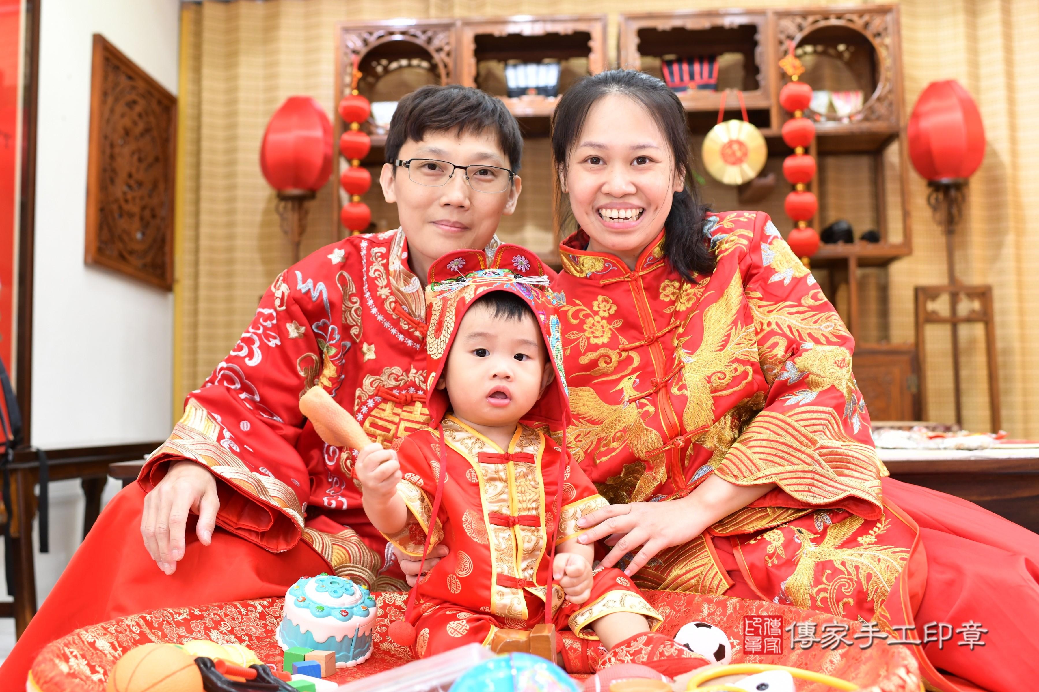 傳家手工印章台南店、抓周、度脺、中國風會場、傳家嬰兒古禮、吉祥話、抓周道具物品24種、拍照。抓周證書。寶寶抓周、滿周歲、生日快樂、祝福