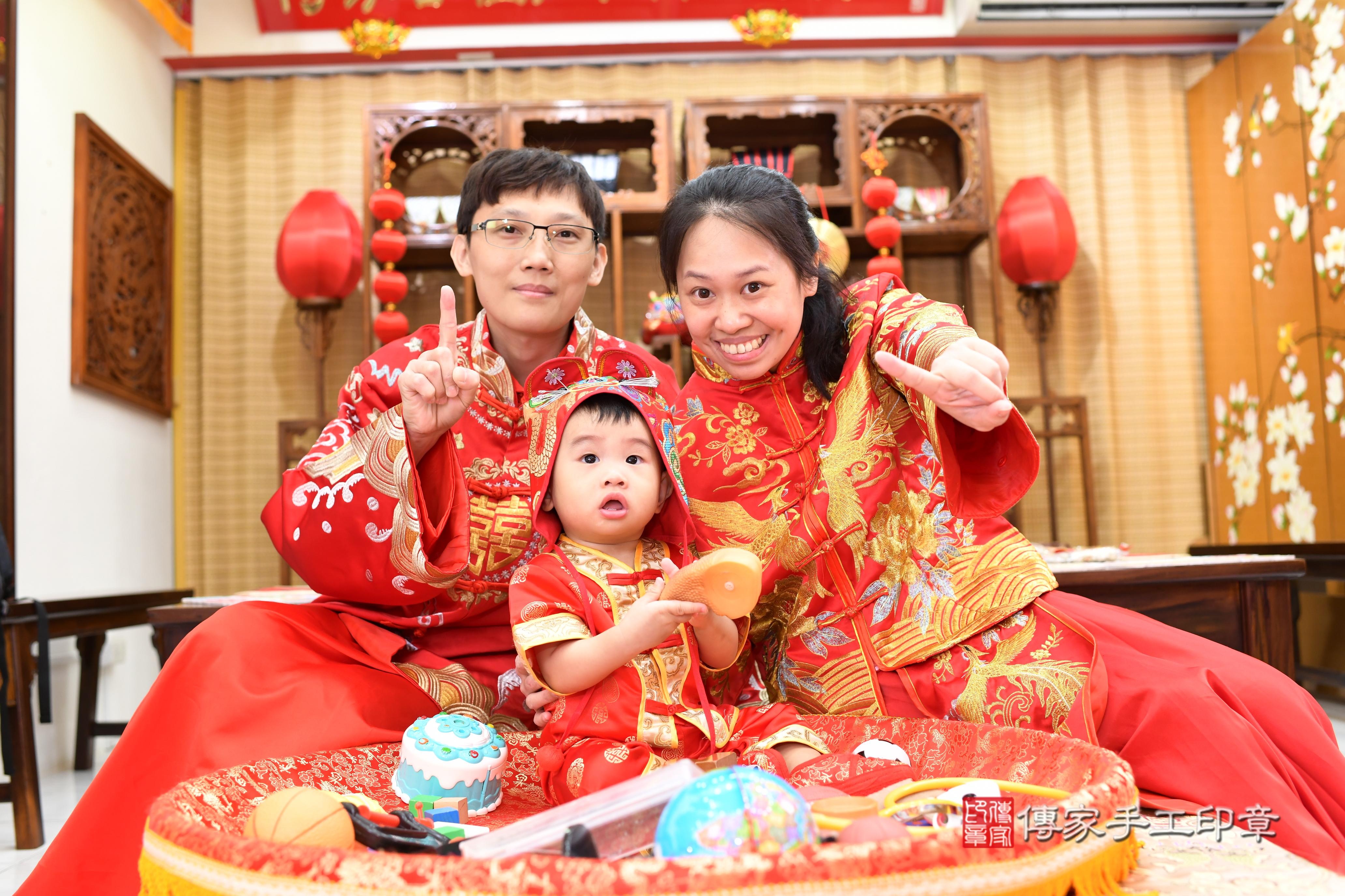 傳家手工印章台南店、抓周、度脺、中國風會場、傳家嬰兒古禮、吉祥話、抓周道具物品24種、拍照。抓周證書。寶寶抓周、滿周歲、生日快樂、祝福