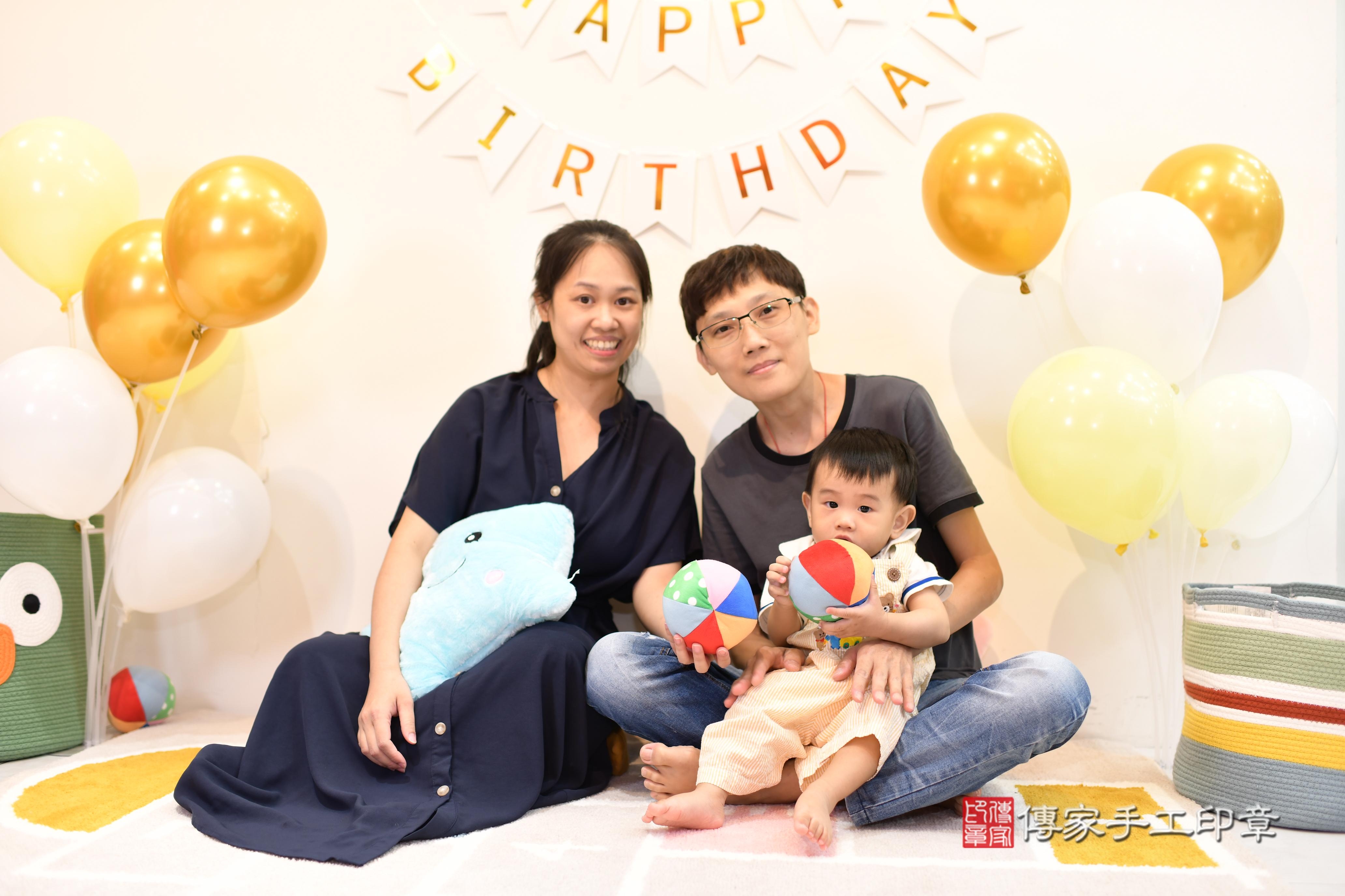傳家手工印章台南店、抓周、度脺、美式風會場、傳家嬰兒古禮、吉祥話、抓周道具物品24種、拍照。抓周證書。寶寶抓周、滿周歲、生日快樂、祝福