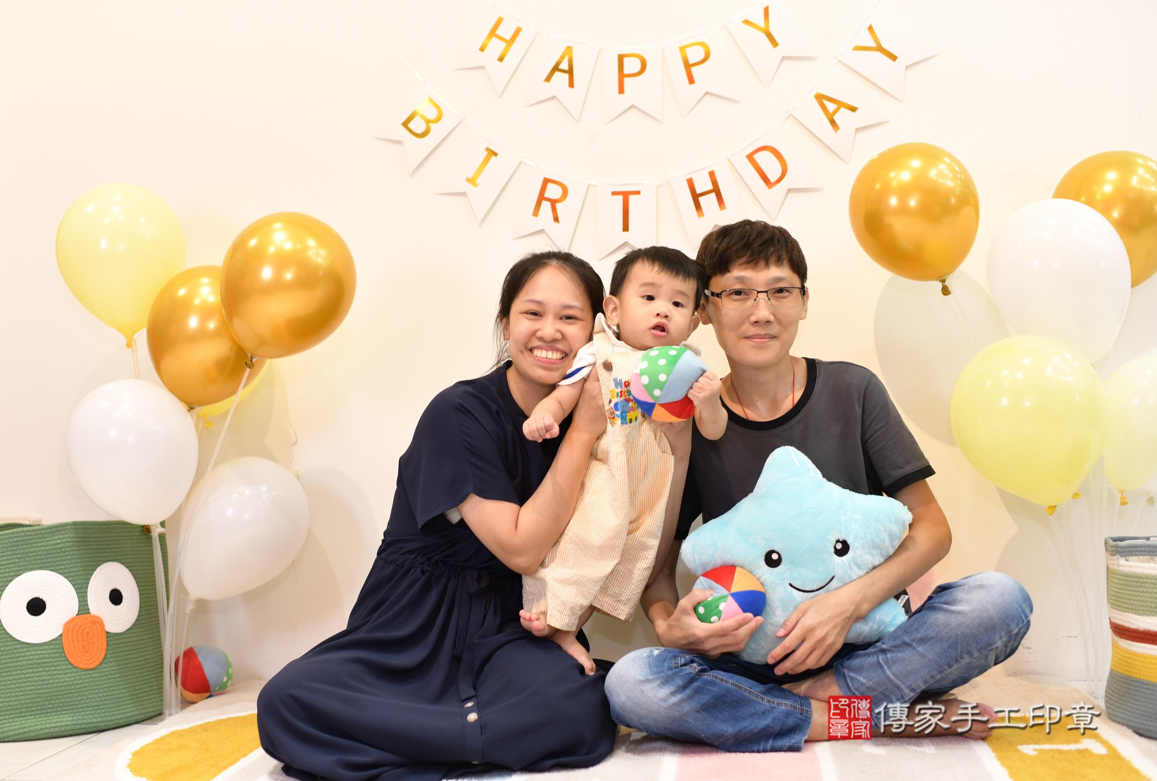 傳家手工印章台南店、抓周、度脺、美式風會場、傳家嬰兒古禮、吉祥話、抓周道具物品24種、拍照。抓周證書。寶寶抓周、滿周歲、生日快樂、祝福
