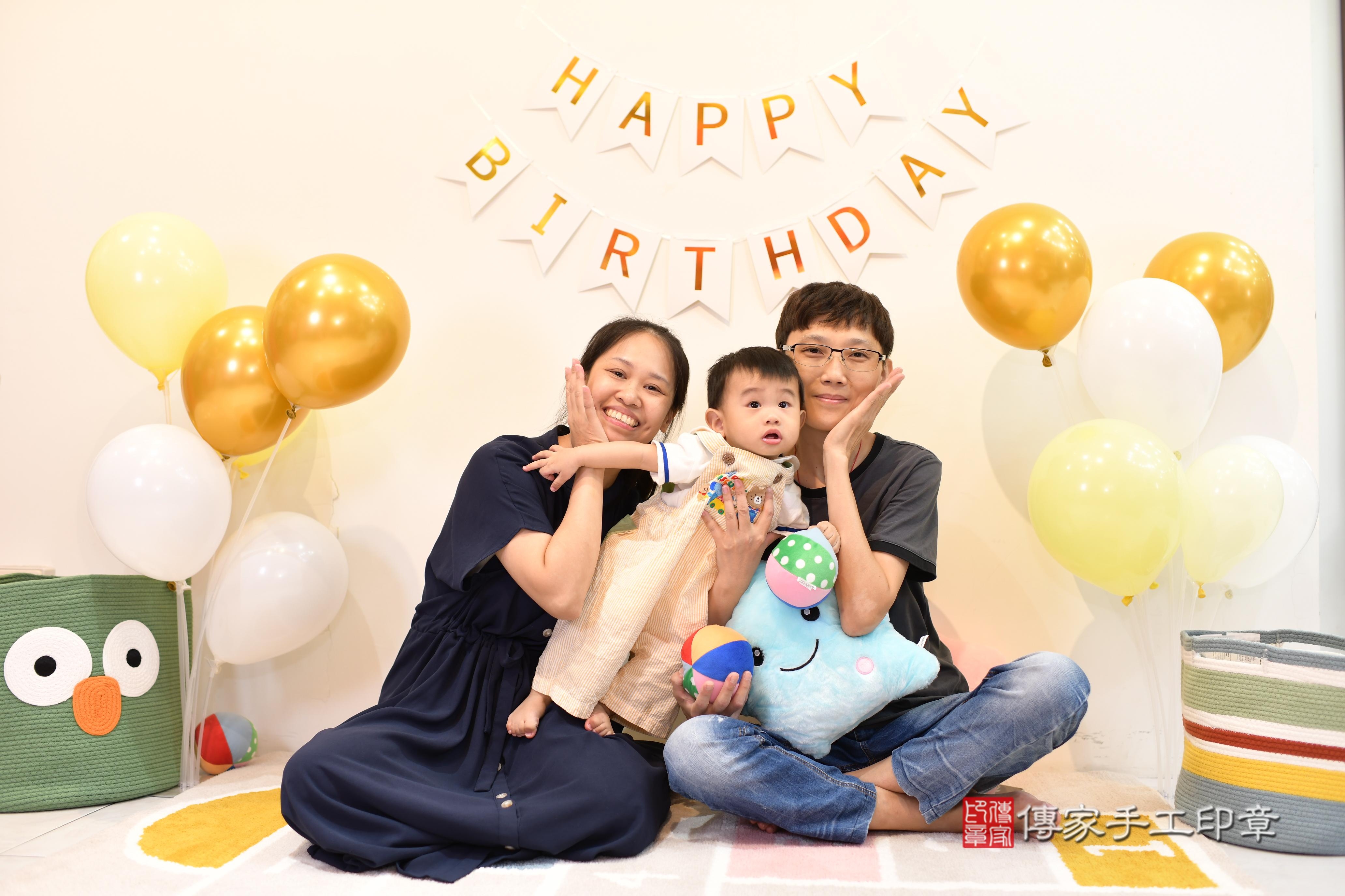 傳家手工印章台南店、抓周、度脺、美式風會場、傳家嬰兒古禮、吉祥話、抓周道具物品24種、拍照。抓周證書。寶寶抓周、滿周歲、生日快樂、祝福