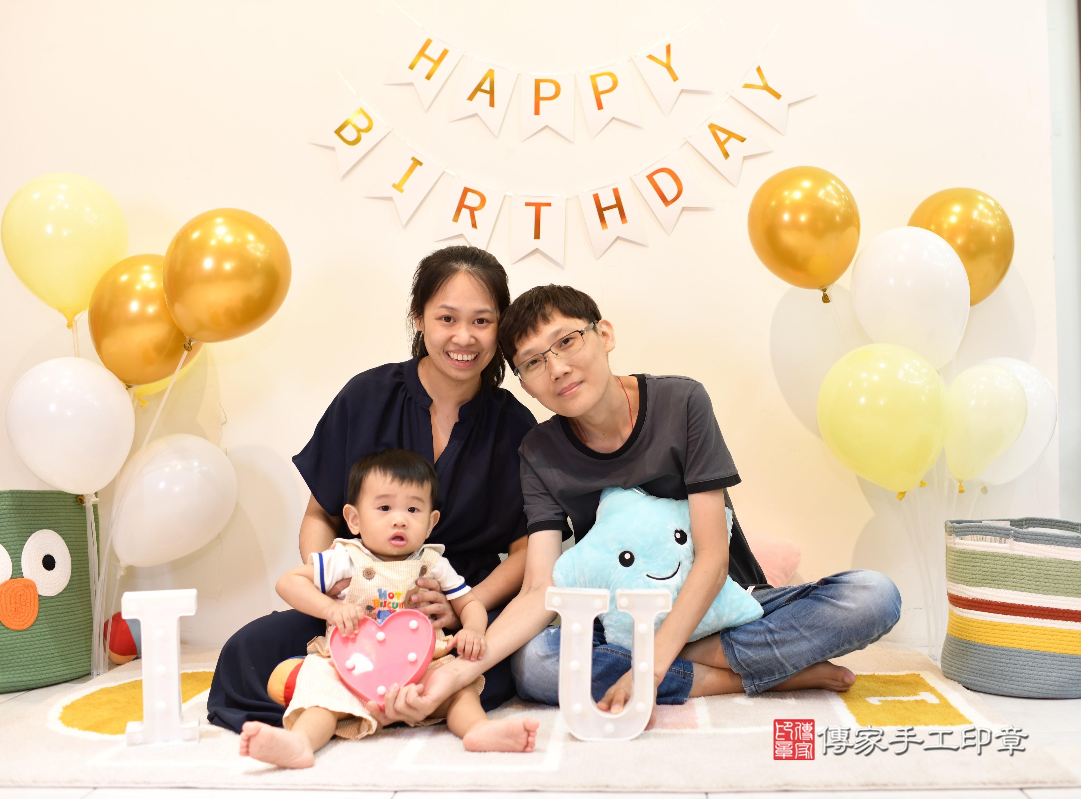 傳家手工印章台南店、抓周、度脺、美式風會場、傳家嬰兒古禮、吉祥話、抓周道具物品24種、拍照。抓周證書。寶寶抓周、滿周歲、生日快樂、祝福
