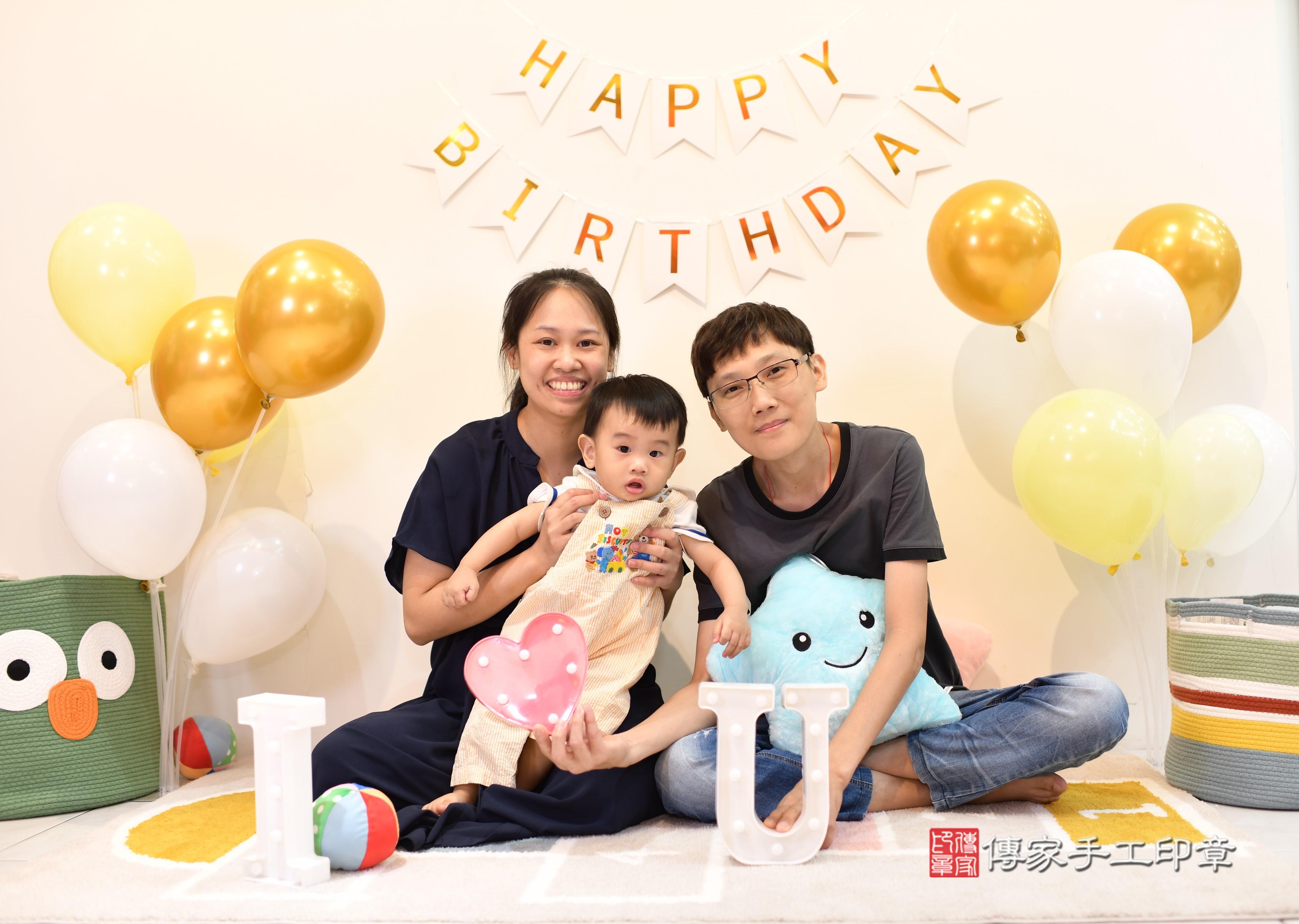 傳家手工印章台南店、抓周、度脺、美式風會場、傳家嬰兒古禮、吉祥話、抓周道具物品24種、拍照。抓周證書。寶寶抓周、滿周歲、生日快樂、祝福