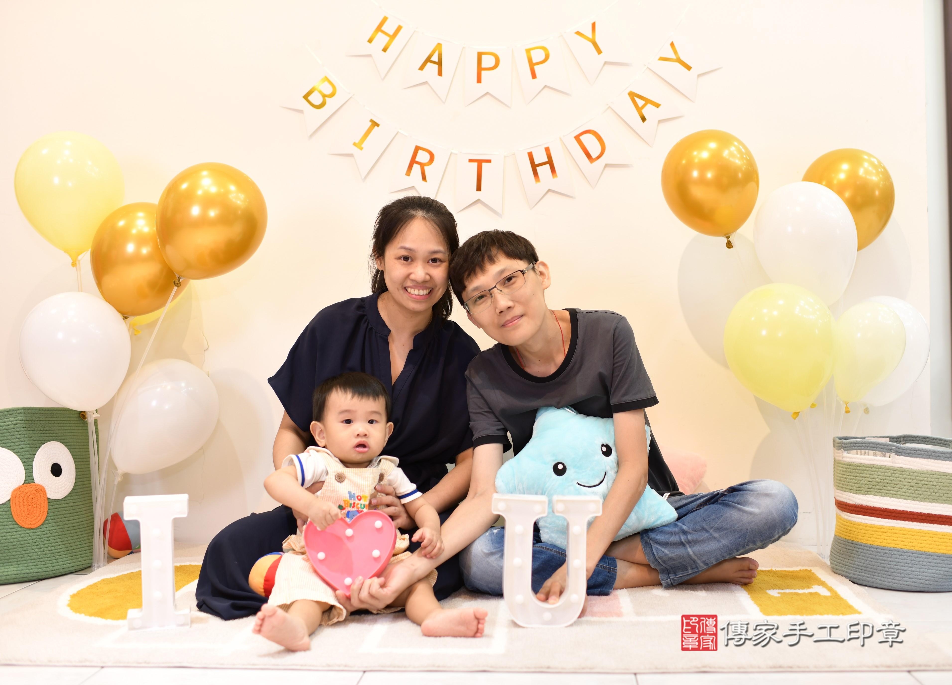 傳家手工印章台南店、抓周、度脺、美式風會場、傳家嬰兒古禮、吉祥話、抓周道具物品24種、拍照。抓周證書。寶寶抓周、滿周歲、生日快樂、祝福
