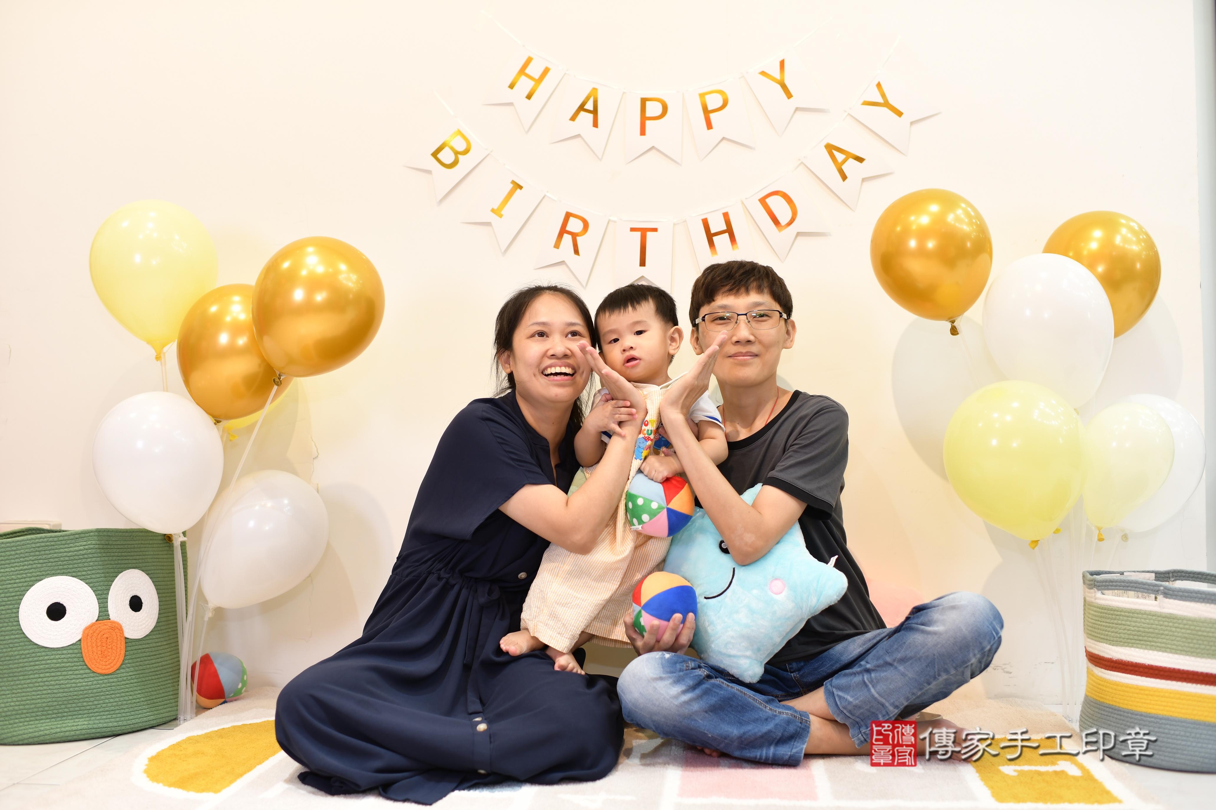 傳家手工印章台南店、抓周、度脺、美式風會場、傳家嬰兒古禮、吉祥話、抓周道具物品24種、拍照。抓周證書。寶寶抓周、滿周歲、生日快樂、祝福