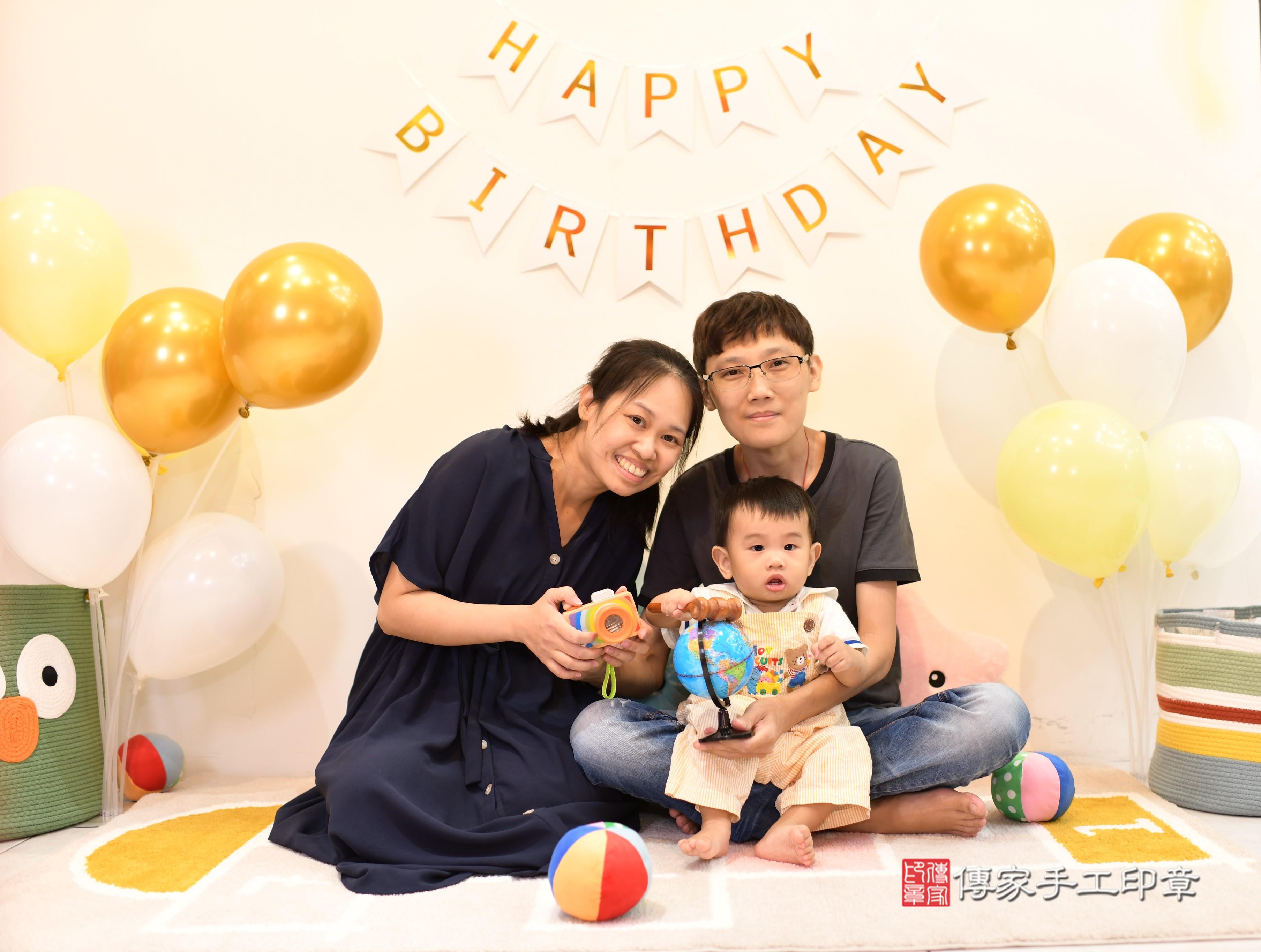 傳家手工印章台南店、抓周、度脺、美式風會場、傳家嬰兒古禮、吉祥話、抓周道具物品24種、拍照。抓周證書。寶寶抓周、滿周歲、生日快樂、祝福