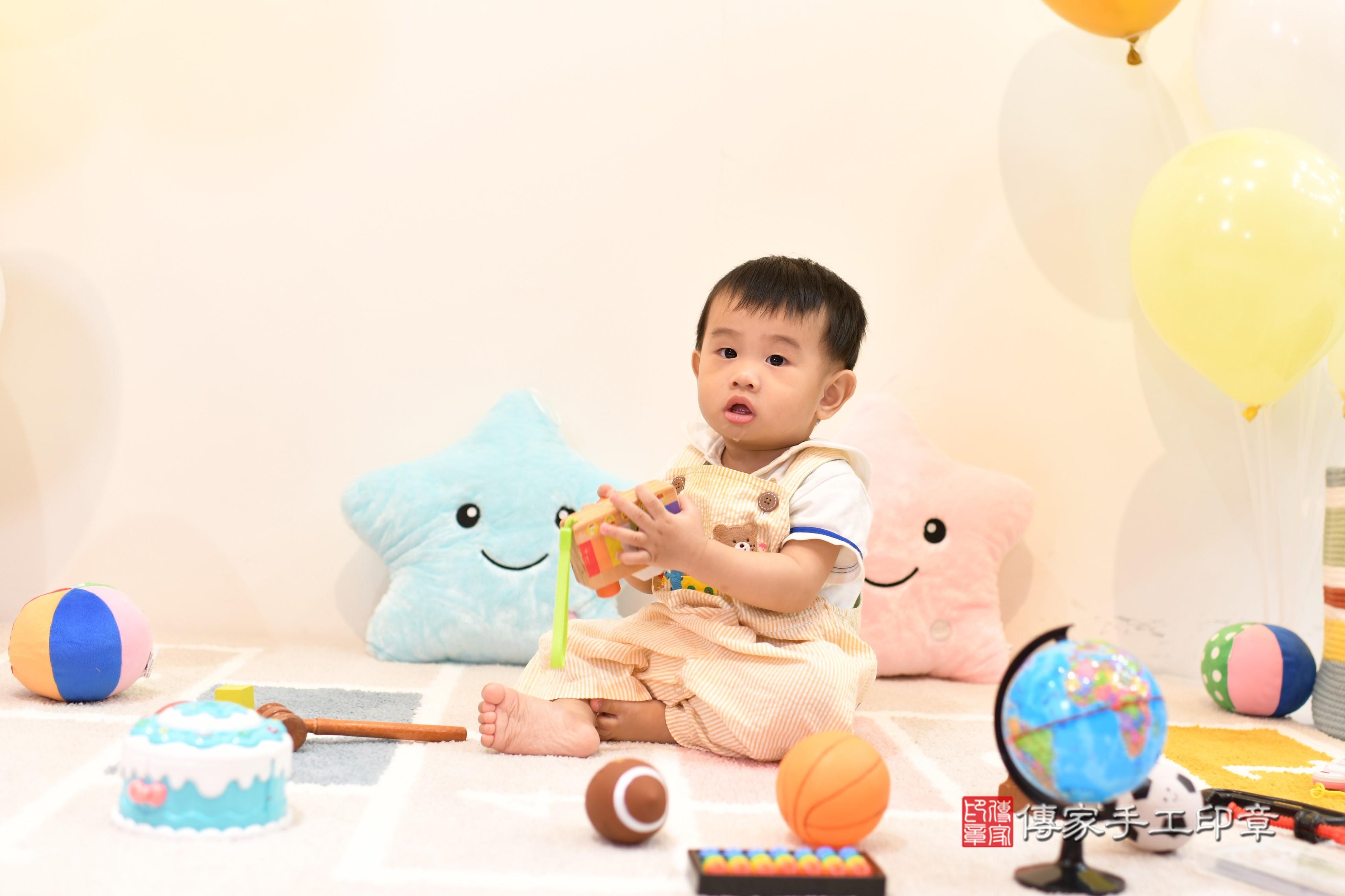 傳家手工印章台南店、抓周、度脺、美式風會場、傳家嬰兒古禮、吉祥話、抓周道具物品24種、拍照。抓周證書。寶寶抓周、滿周歲、生日快樂、祝福