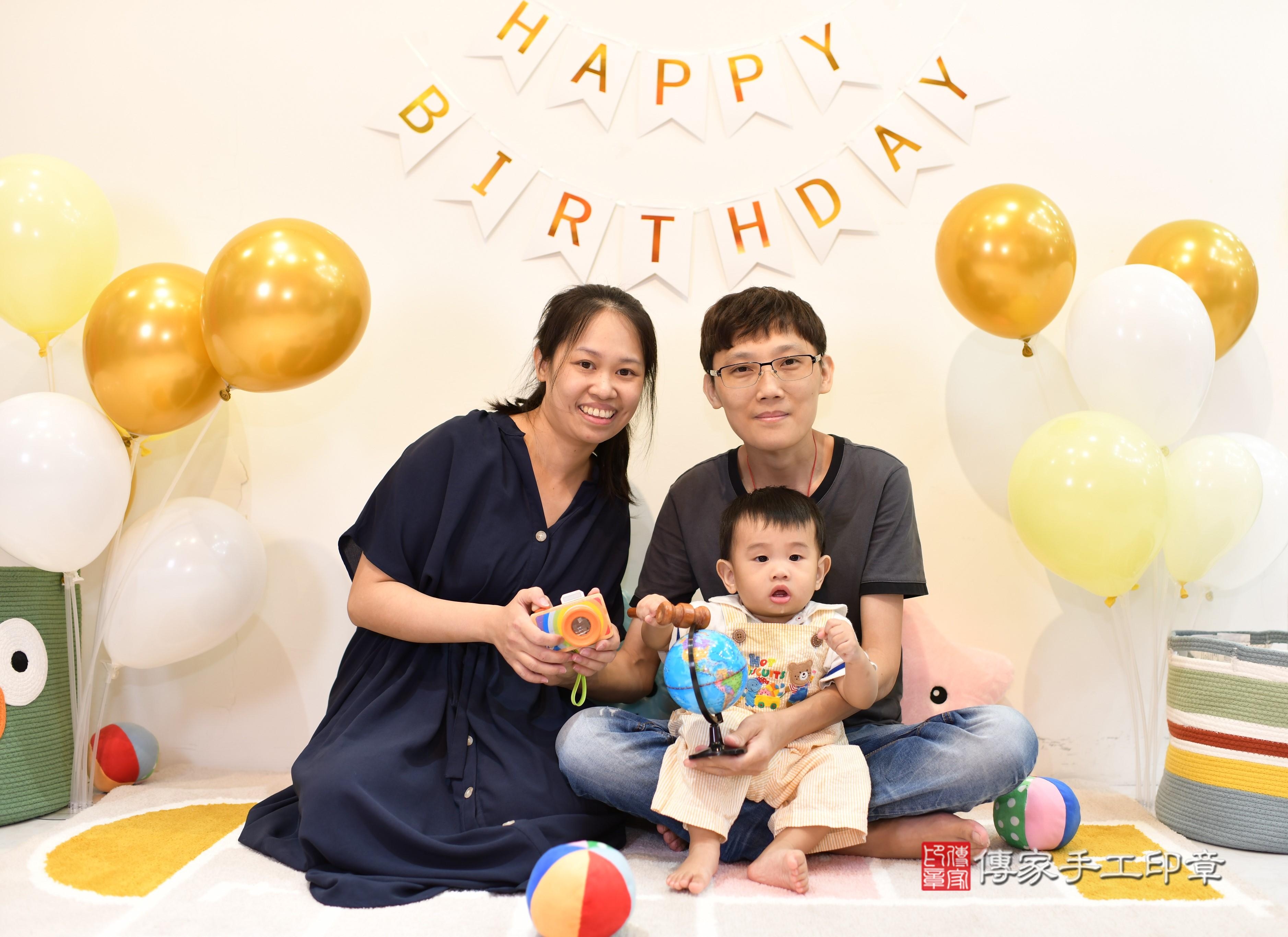 傳家手工印章台南店、抓周、度脺、美式風會場、傳家嬰兒古禮、吉祥話、抓周道具物品24種、拍照。抓周證書。寶寶抓周、滿周歲、生日快樂、祝福