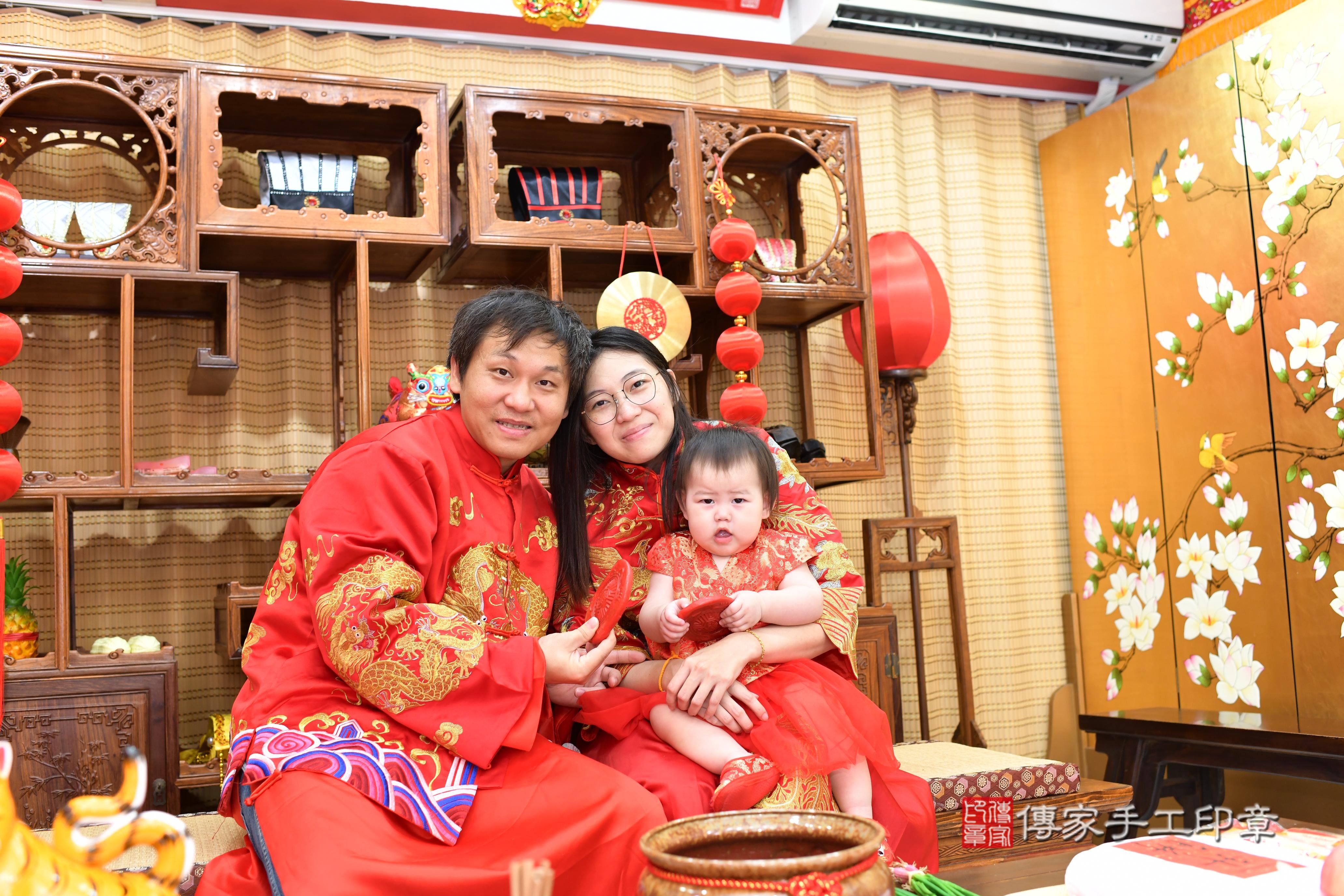 傳家手工印章台南店、抓周、度脺、中國風會場、傳家嬰兒古禮、吉祥話、抓周道具物品24種、拍照。抓周證書。寶寶抓周、滿周歲、生日快樂、祝福