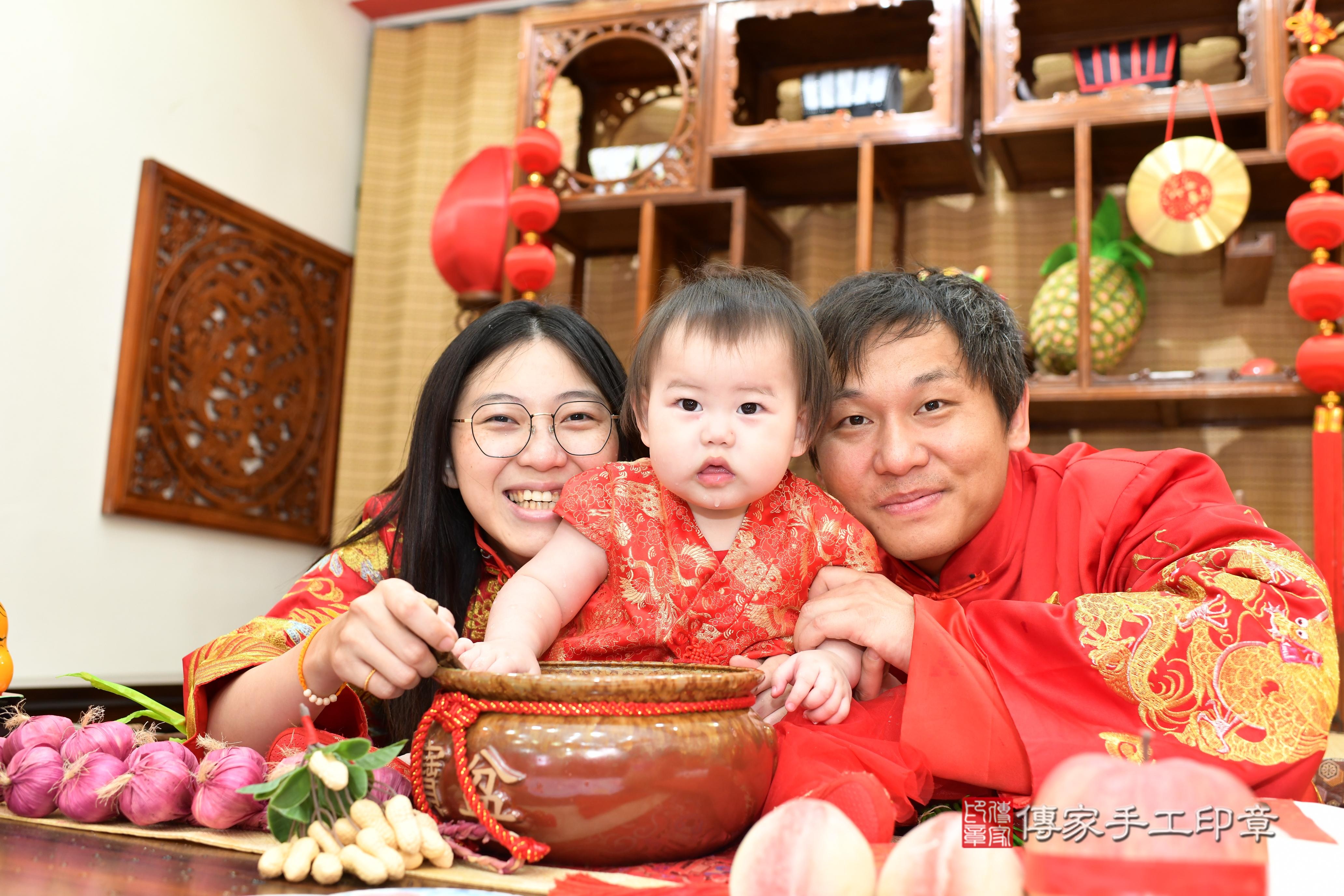 傳家手工印章台南店、抓周、度脺、中國風會場、傳家嬰兒古禮、吉祥話、抓周道具物品24種、拍照。抓周證書。寶寶抓周、滿周歲、生日快樂、祝福