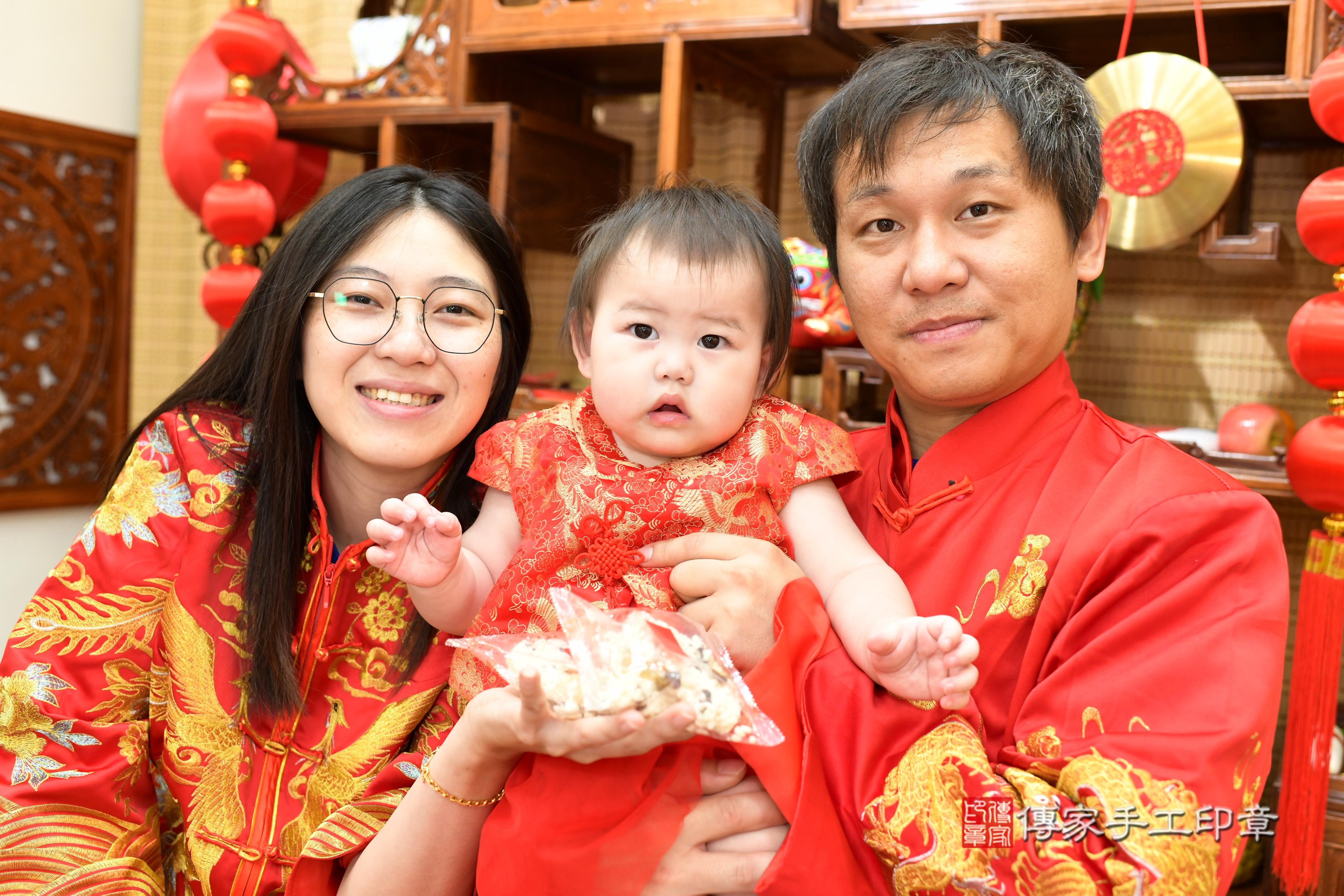 傳家手工印章台南店、抓周、度脺、中國風會場、傳家嬰兒古禮、吉祥話、抓周道具物品24種、拍照。抓周證書。寶寶抓周、滿周歲、生日快樂、祝福