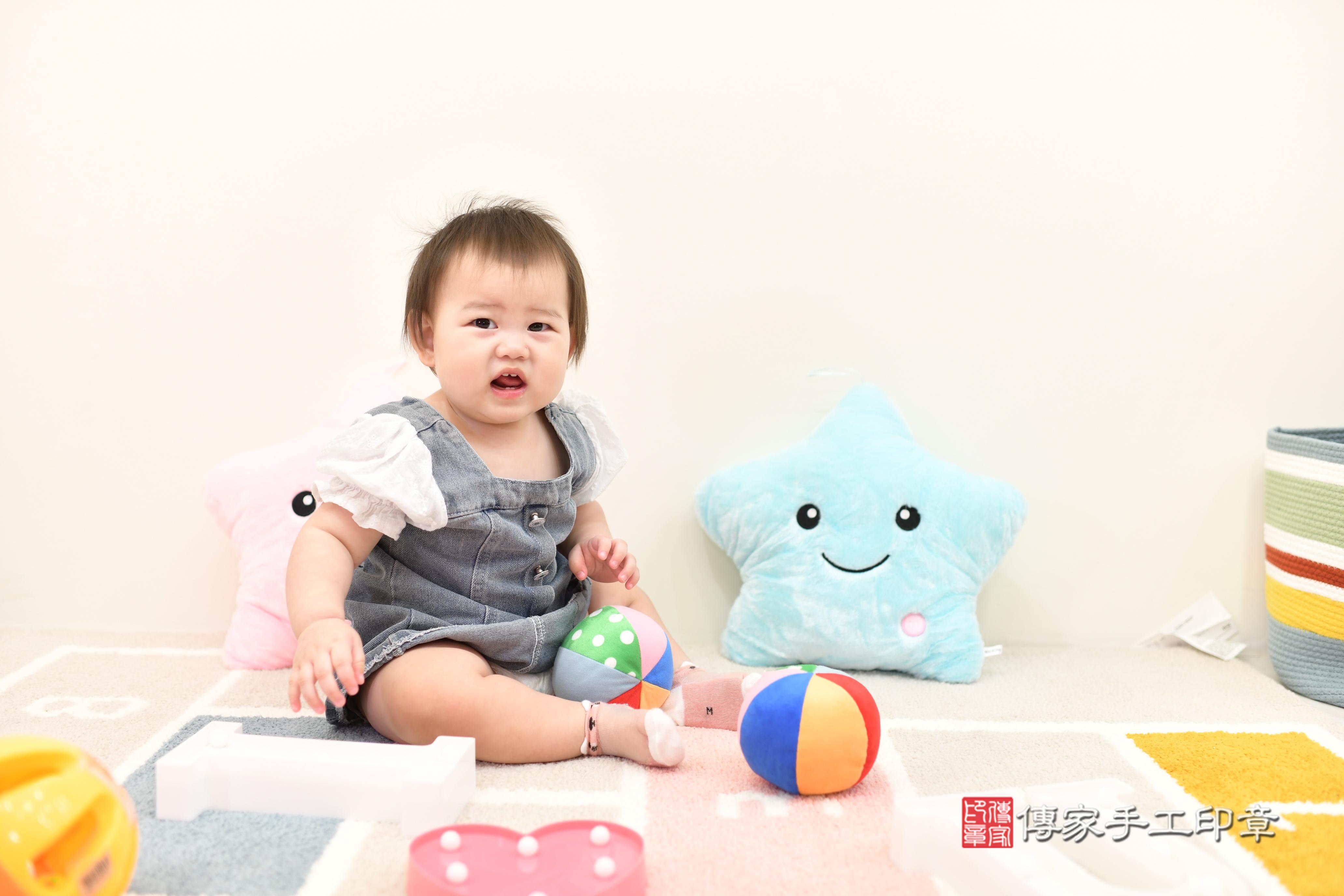 傳家手工印章台南店、抓周、度脺、美式風會場、傳家嬰兒古禮、吉祥話、抓周道具物品24種、拍照。抓周證書。寶寶抓周、滿周歲、生日快樂、祝福