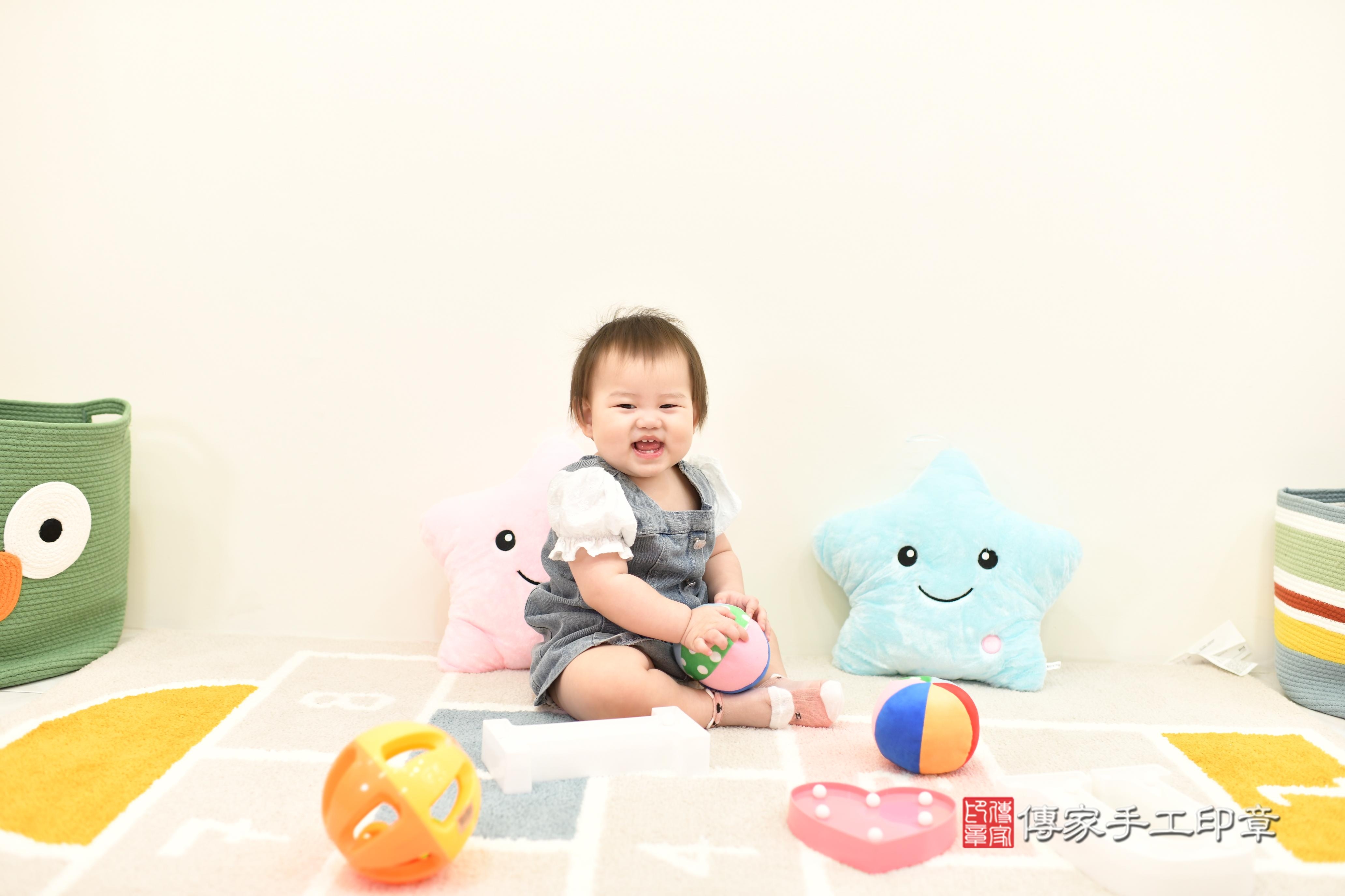 傳家手工印章台南店、抓周、度脺、美式風會場、傳家嬰兒古禮、吉祥話、抓周道具物品24種、拍照。抓周證書。寶寶抓周、滿周歲、生日快樂、祝福