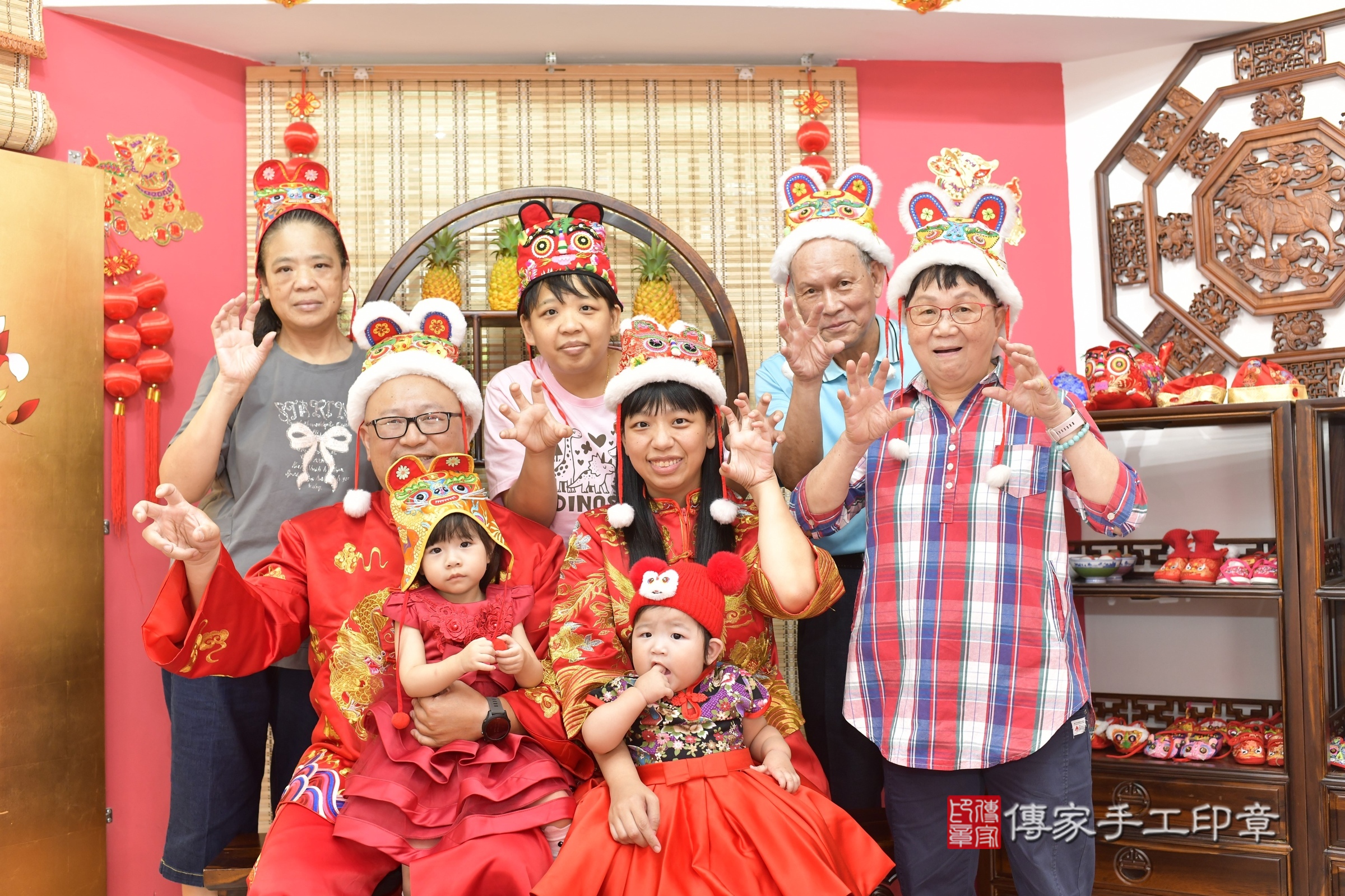 新竹市香山區小芷寶寶抓周推薦：傳家新竹店抓周度脺中國風會場，嬰兒古禮抓周流程儀式吉祥話、抓周道具物品24種、拍照。抓周證書。2025.8.17，照片16