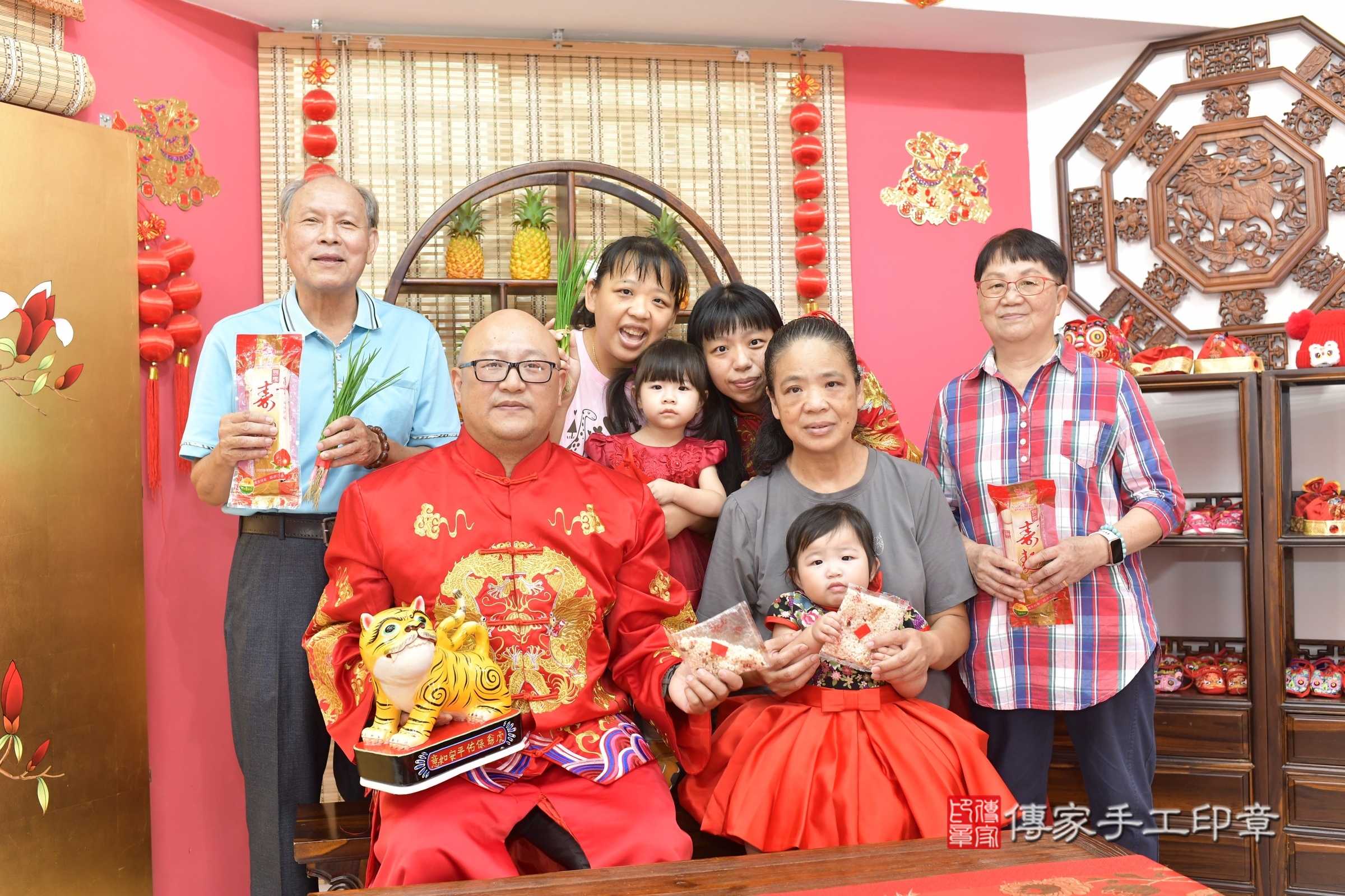 新竹市香山區小芷寶寶抓周推薦：傳家新竹店抓周度脺中國風會場，嬰兒古禮抓周流程儀式吉祥話、抓周道具物品24種、拍照。抓周證書。2025.8.17，照片15