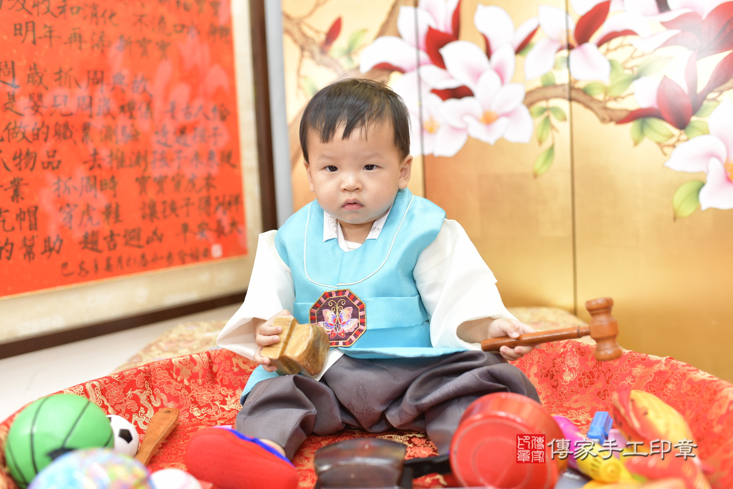 新竹市香山區小宥寶寶抓周推薦：傳家新竹店抓周度脺中國風會場，嬰兒古禮抓周流程儀式吉祥話、抓周道具物品24種、拍照。抓周證書。2025.8.17，照片9
