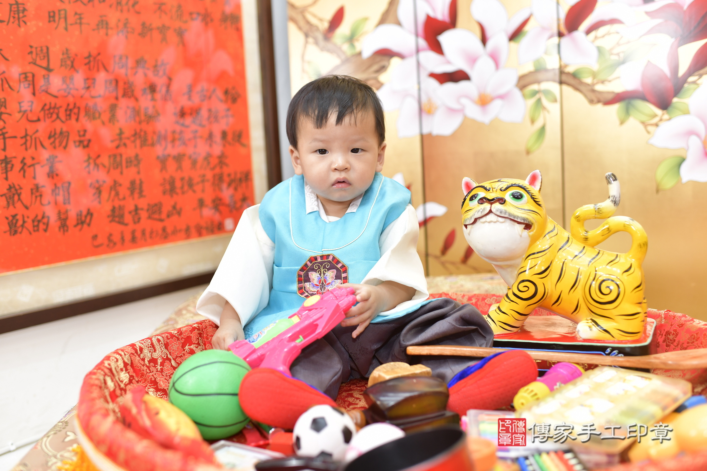 新竹市香山區小宥寶寶抓周推薦：傳家新竹店抓周度脺中國風會場，嬰兒古禮抓周流程儀式吉祥話、抓周道具物品24種、拍照。抓周證書。2025.8.17，照片10
